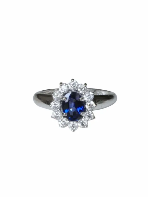 Bague saphir entourage diamants sur or blanc sold by 58 Facettes