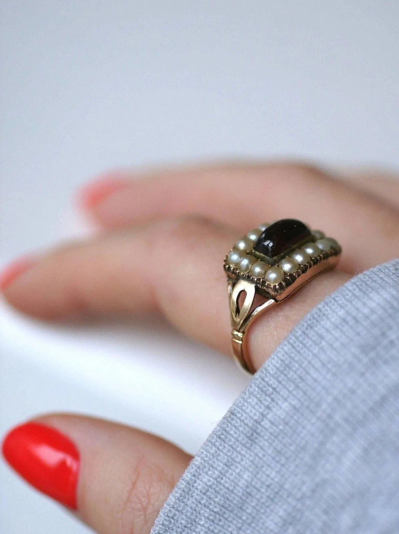 Bague ancienne grenat et perles sold by 58 Facettes product image thumbnail 3