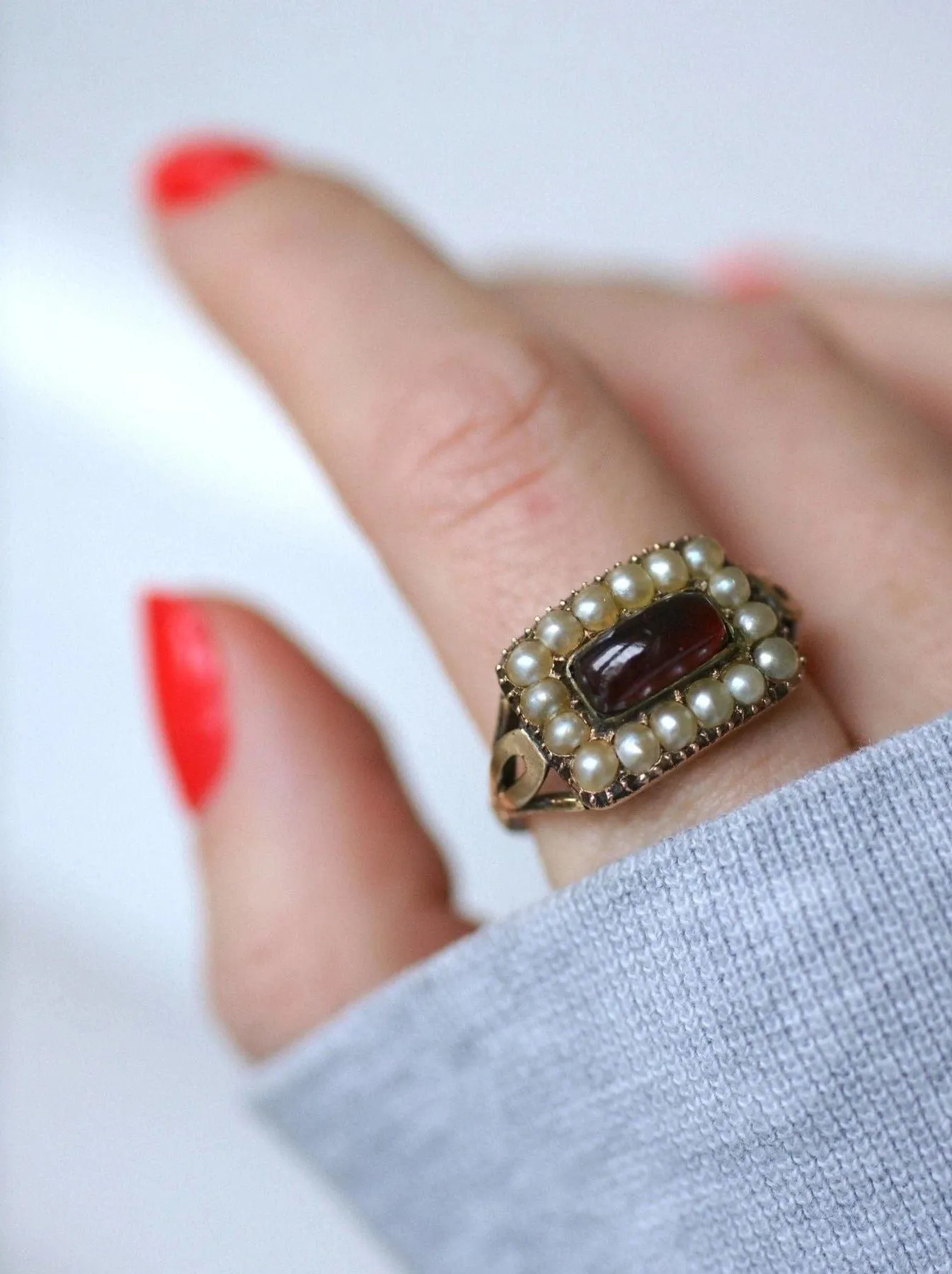 Bague ancienne grenat et perles sold by 58 Facettes product image thumbnail 5