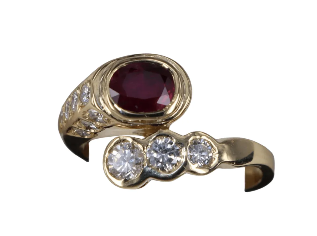 Bague Serpent Ovale Rubis et Diamants en or jaune sold by 58 Facettes