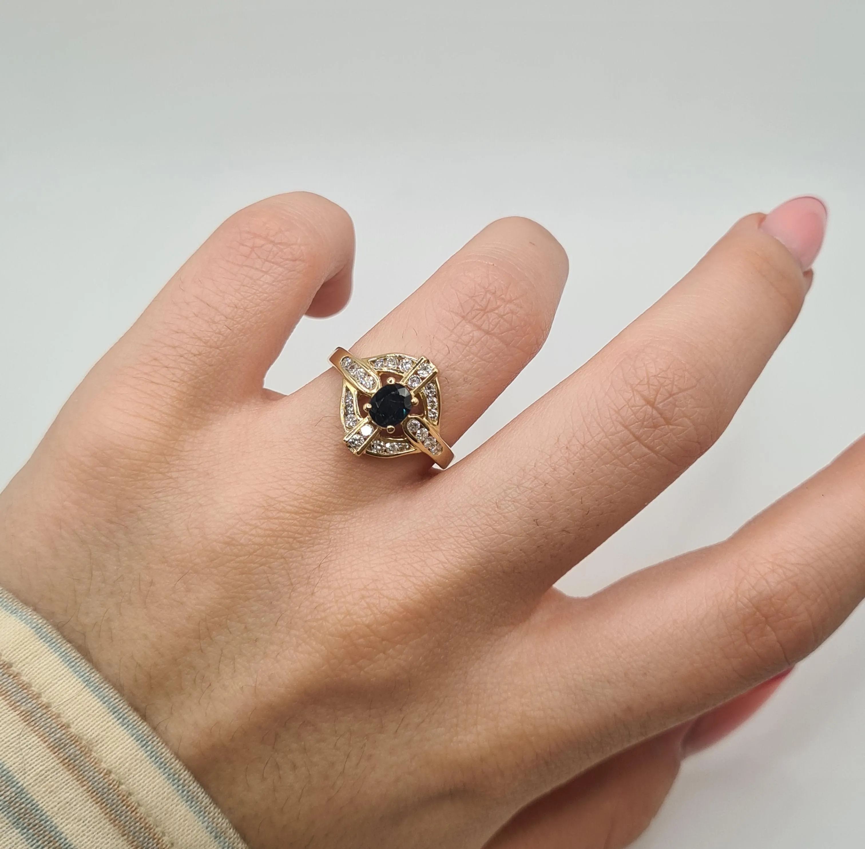 Bague or jaune sertie de diamants et d'un saphir sold by 58 Facettes product image thumbnail 3