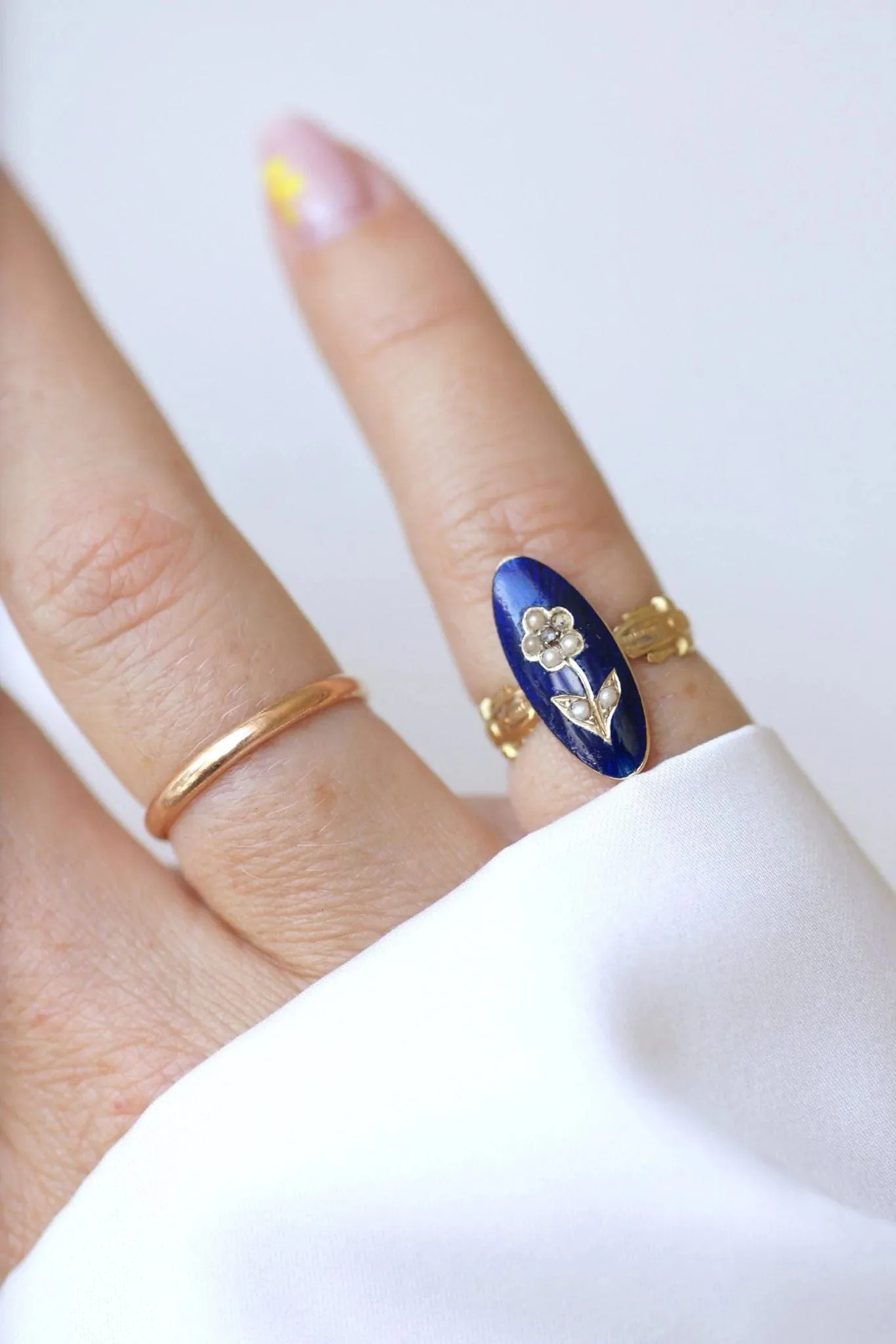 Bague sentimentale fleur perles sur émail sold by 58 Facettes product image thumbnail 3