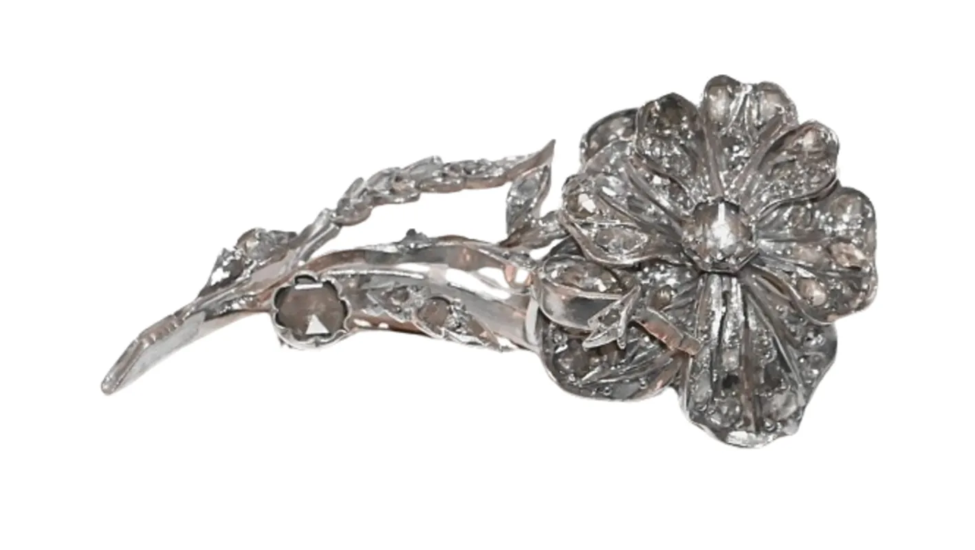 Broche Fleur En Or Blanc Ornée De Diamants sold by 58 Facettes