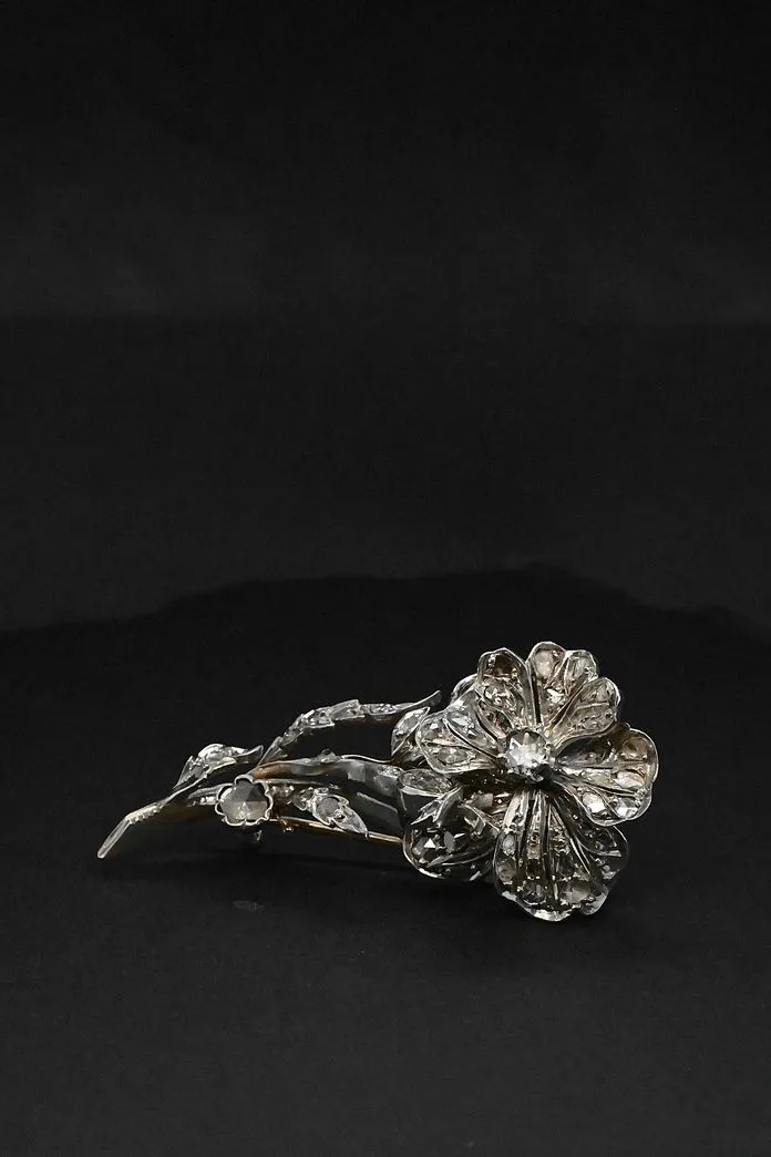 F. Hardy - Broche fleur en or blanc 18 carats et diamants sold by 58 Facettes product image thumbnail 2