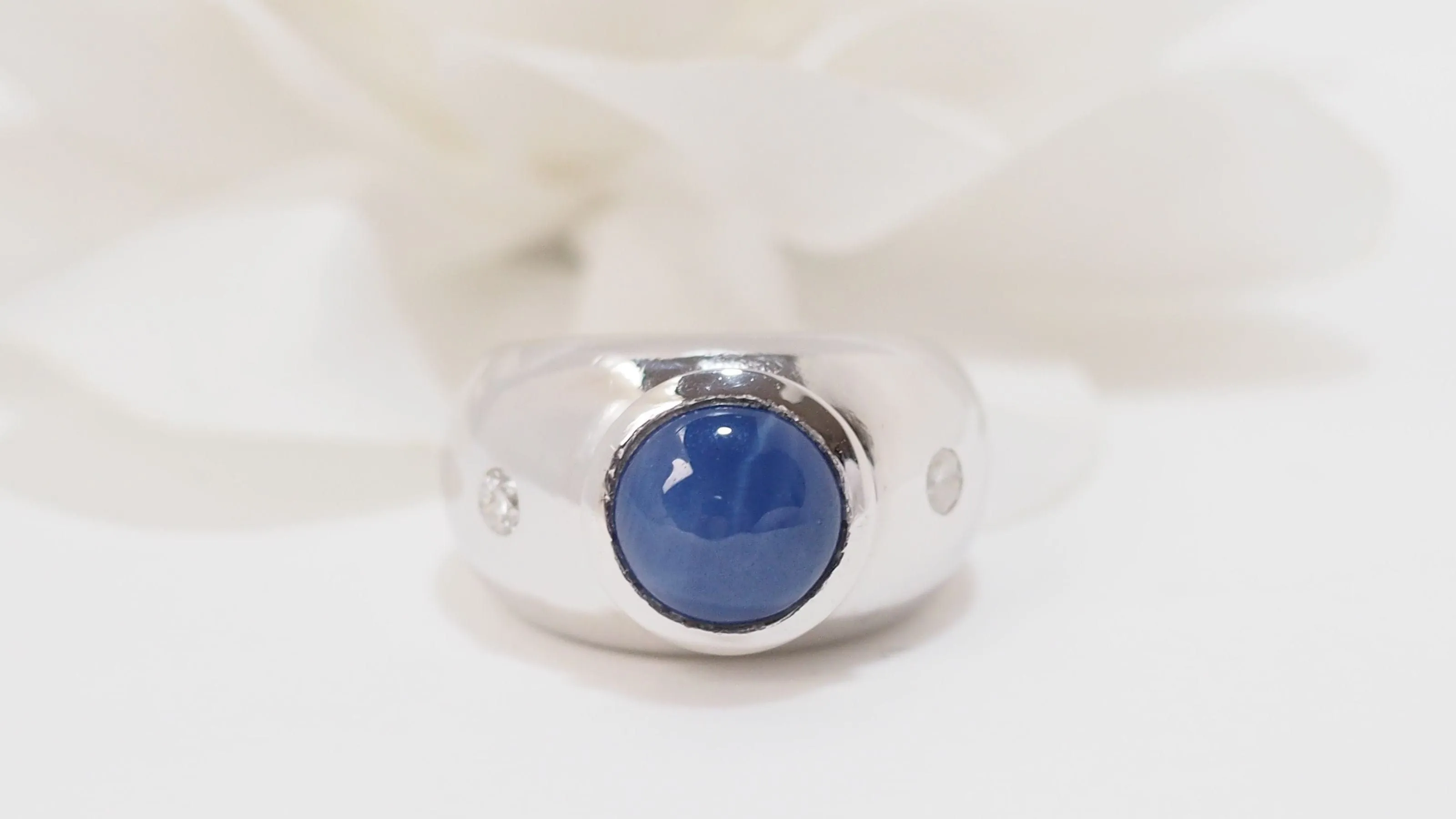 Bague jonc en or blanc et saphir étoilé sold by 58 Facettes product image thumbnail 3