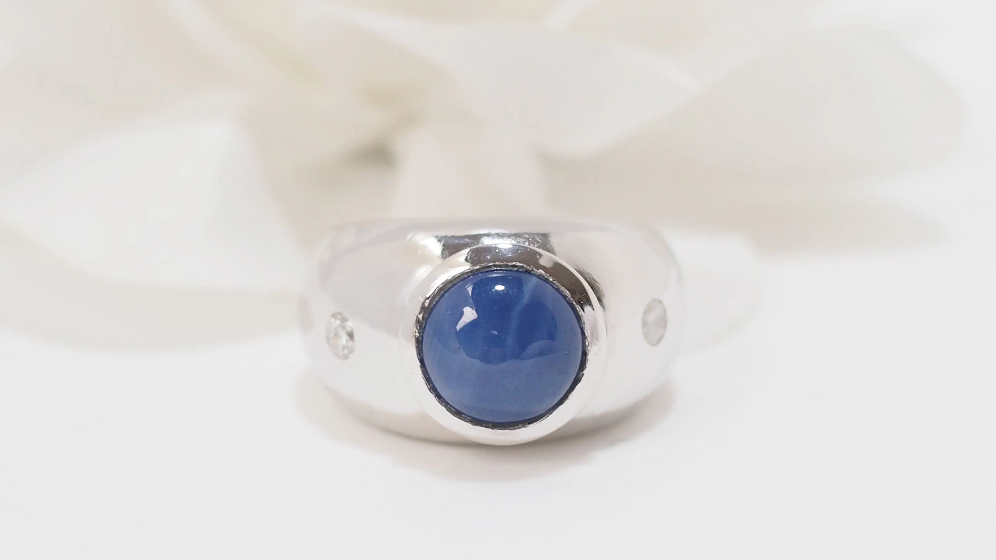 Bague jonc en or blanc et saphir étoilé sold by 58 Facettes product image thumbnail 5