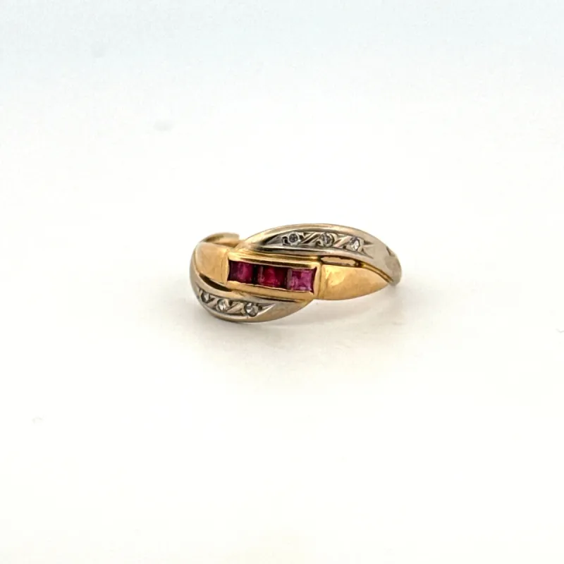 Bague or jaune rubis diamants sold by 58 Facettes