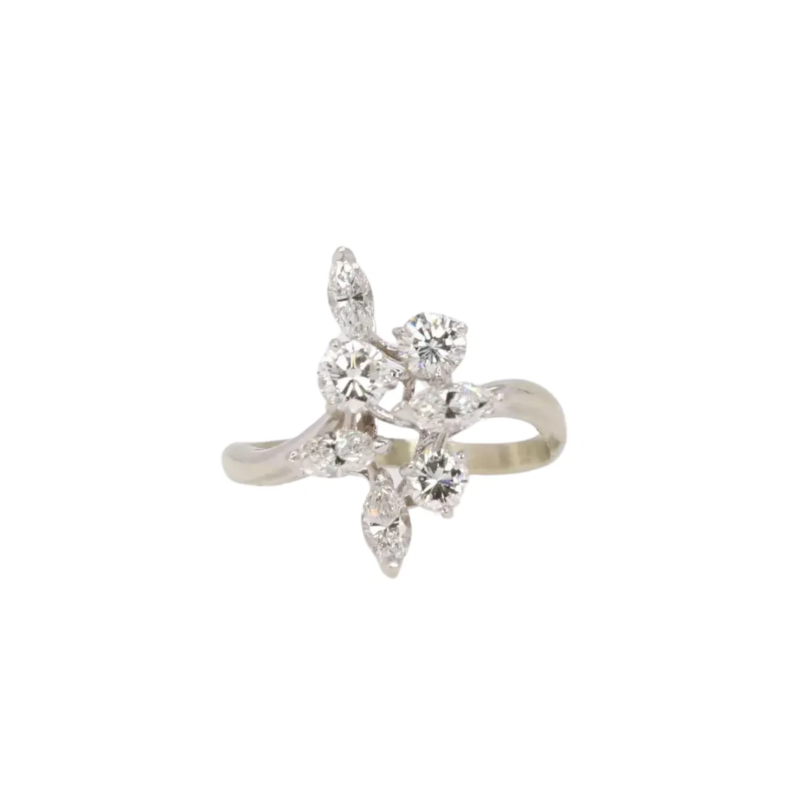 Bague vintage fleur diamants sold by 58 Facettes