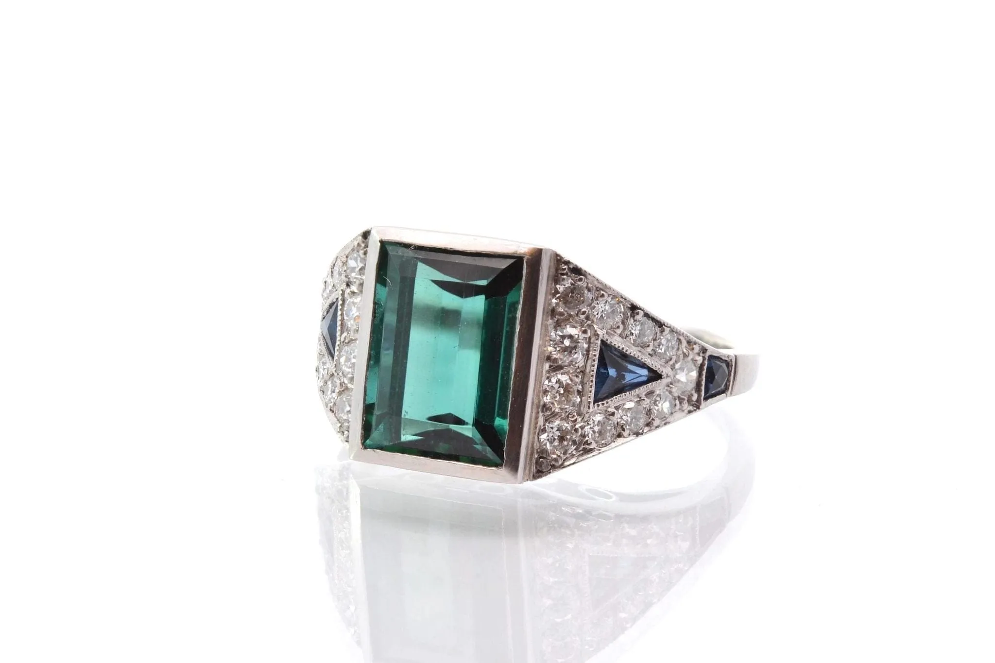 Bague vintage Art Déco Tourmaline verte sold by 58 Facettes