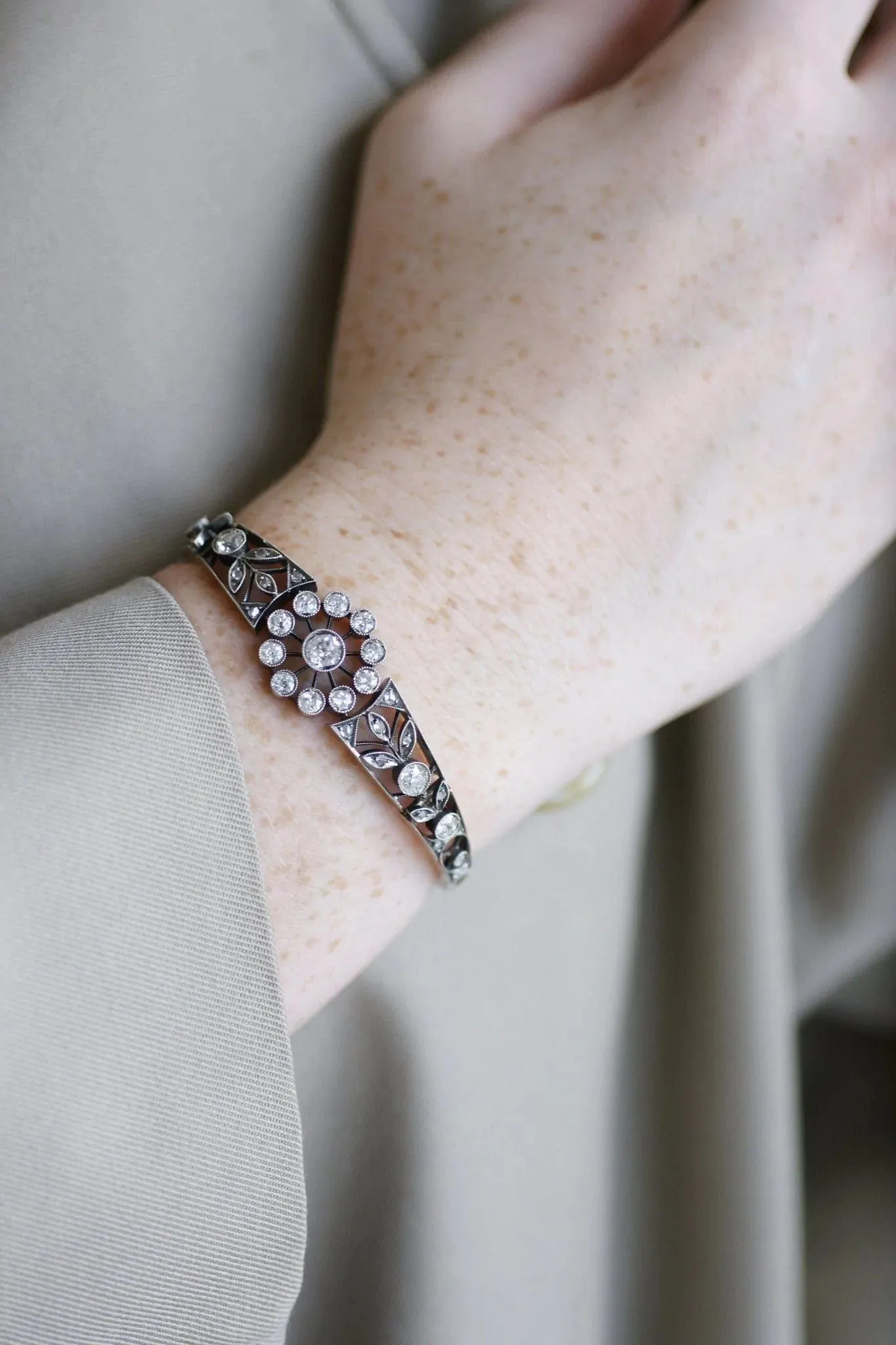 Bracelet ancien en or rose, argent, et diamants sold by 58 Facettes product image thumbnail 2