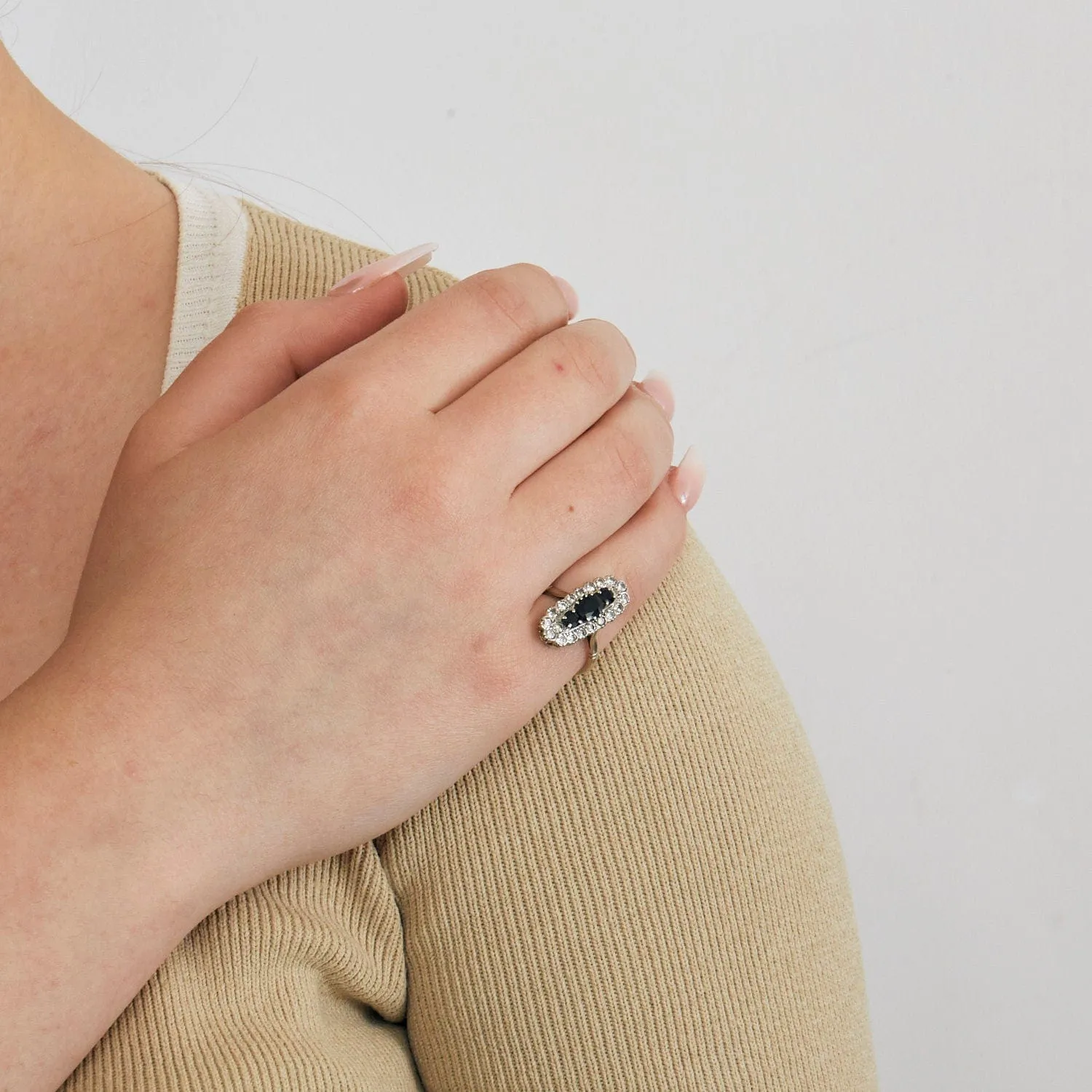 Bague en or gris avec diamants et saphirs sold by 58 Facettes product image thumbnail 2