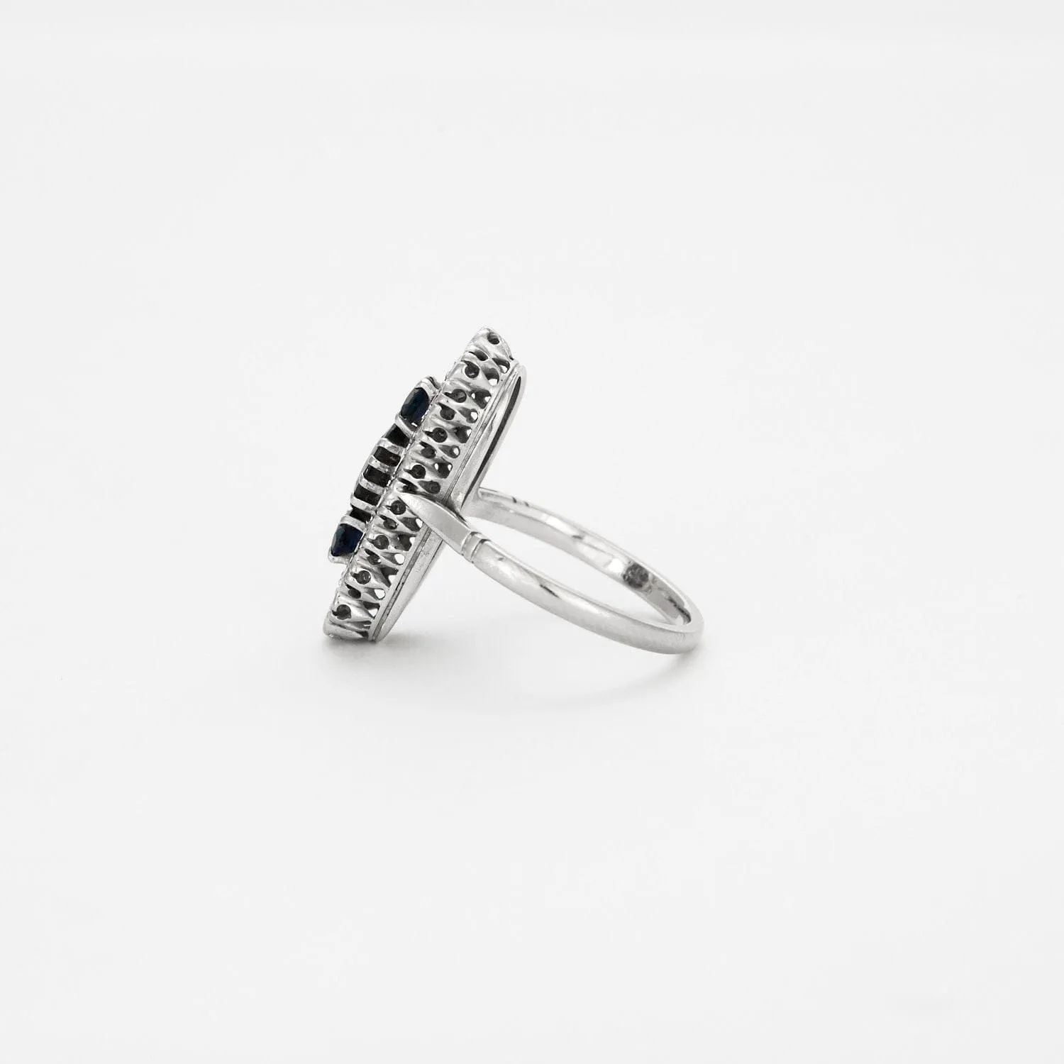 Bague en or gris avec diamants et saphirs sold by 58 Facettes product image thumbnail 4