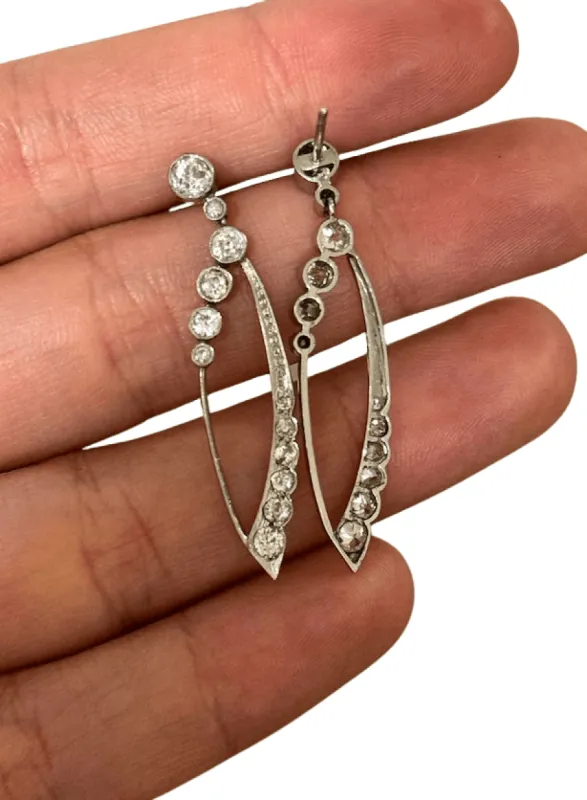 Boucles d'oreilles de style Art Déco en platine et diamants. sold by 58 Facettes