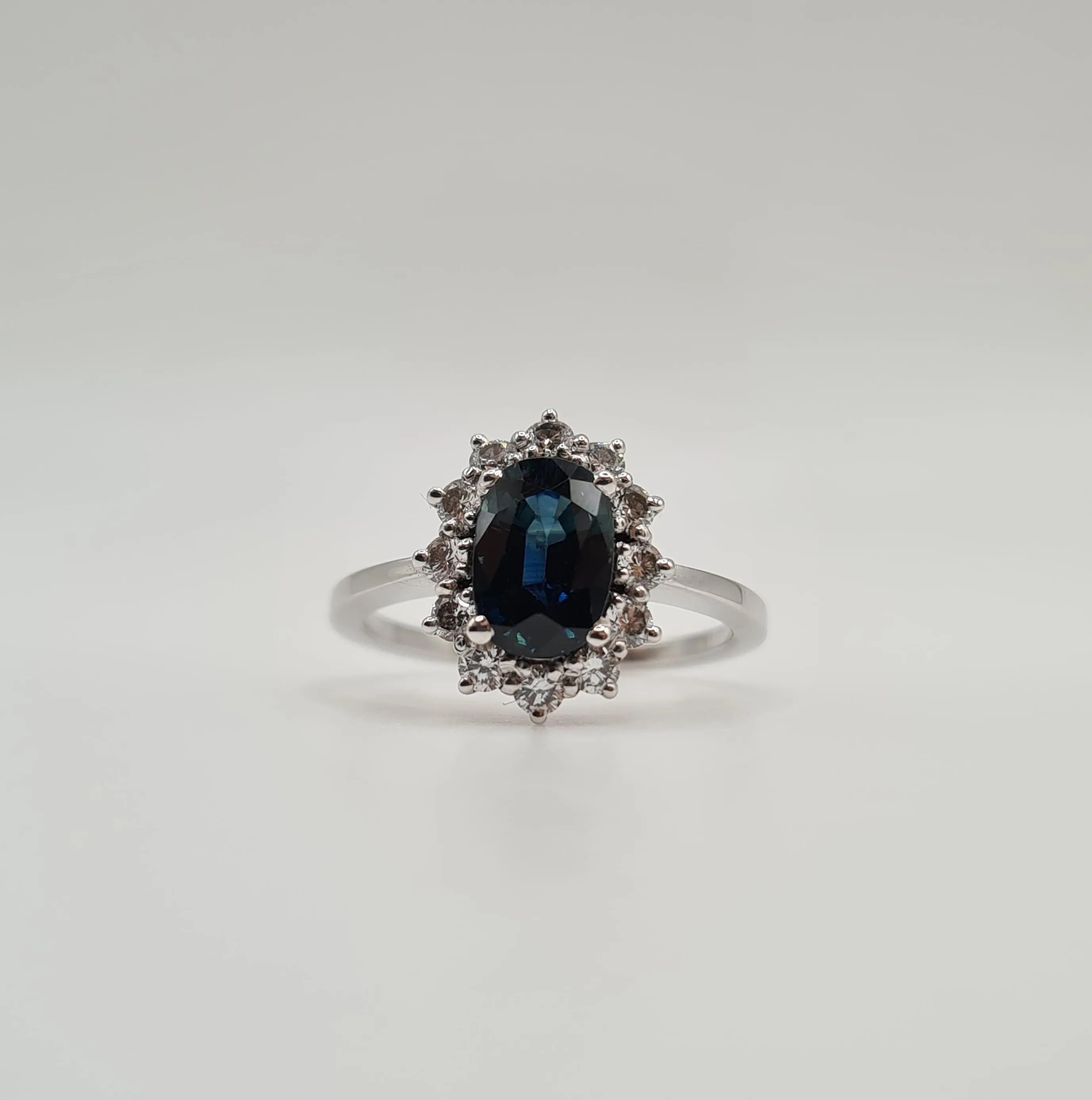 Bague or blanc carats sertie d'un saphir et de diamants naturels sold by 58 Facettes product image thumbnail 2