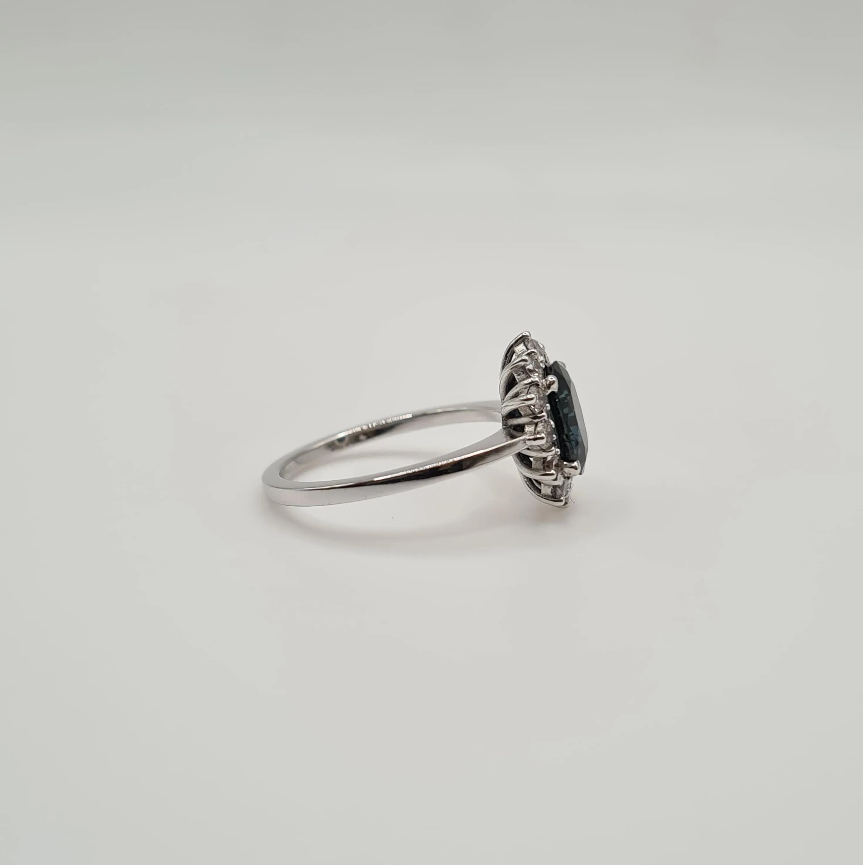 Bague or blanc carats sertie d'un saphir et de diamants naturels sold by 58 Facettes product image thumbnail 4