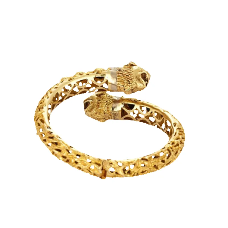 Zolotas - Bracelet ouvrant ciselé en or jaune avec saphirs et diamants sold by 58 Facettes