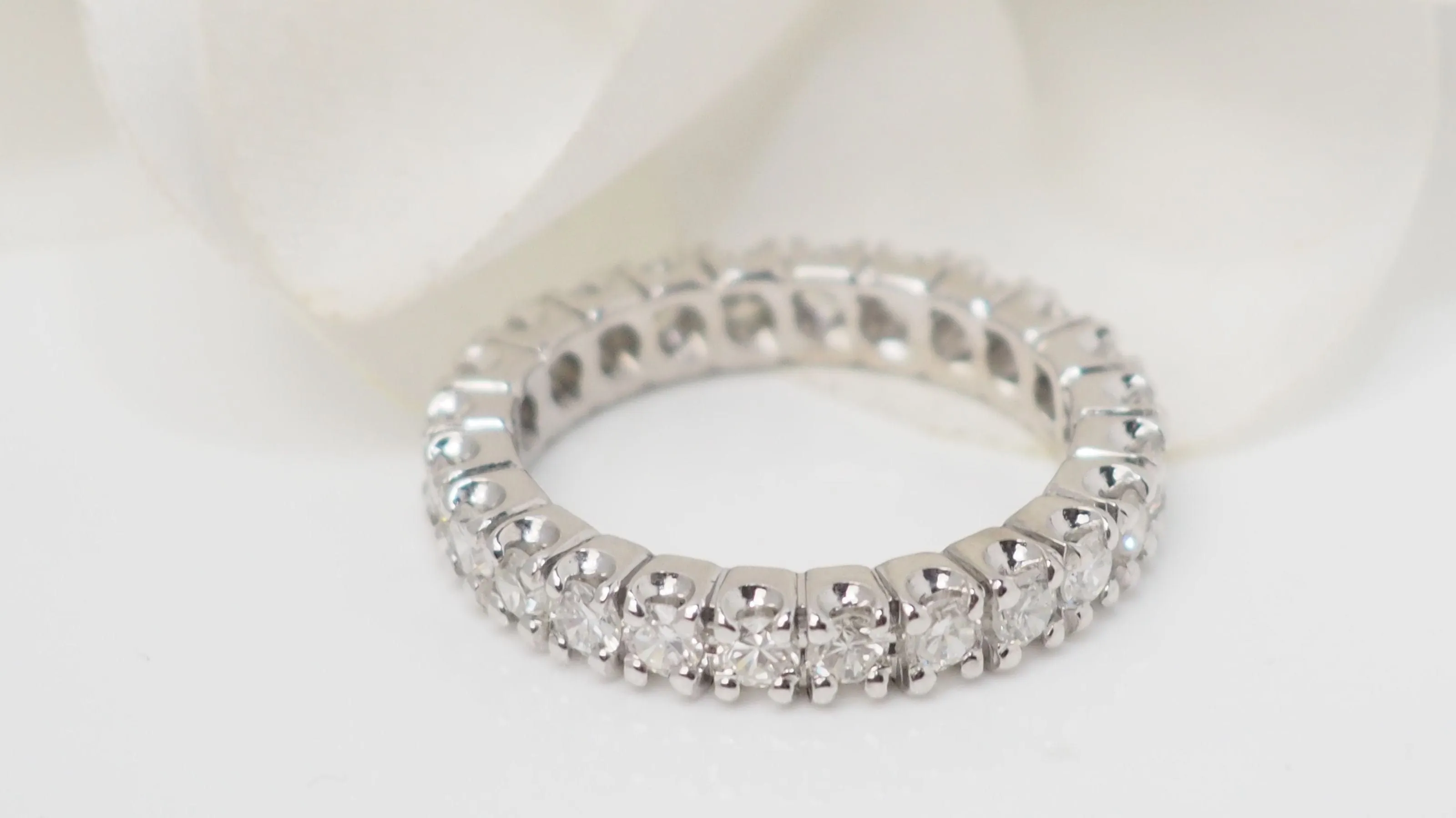 Alliance tour complet en or blanc et diamants 1,20ct sold by 58 Facettes product image thumbnail 4