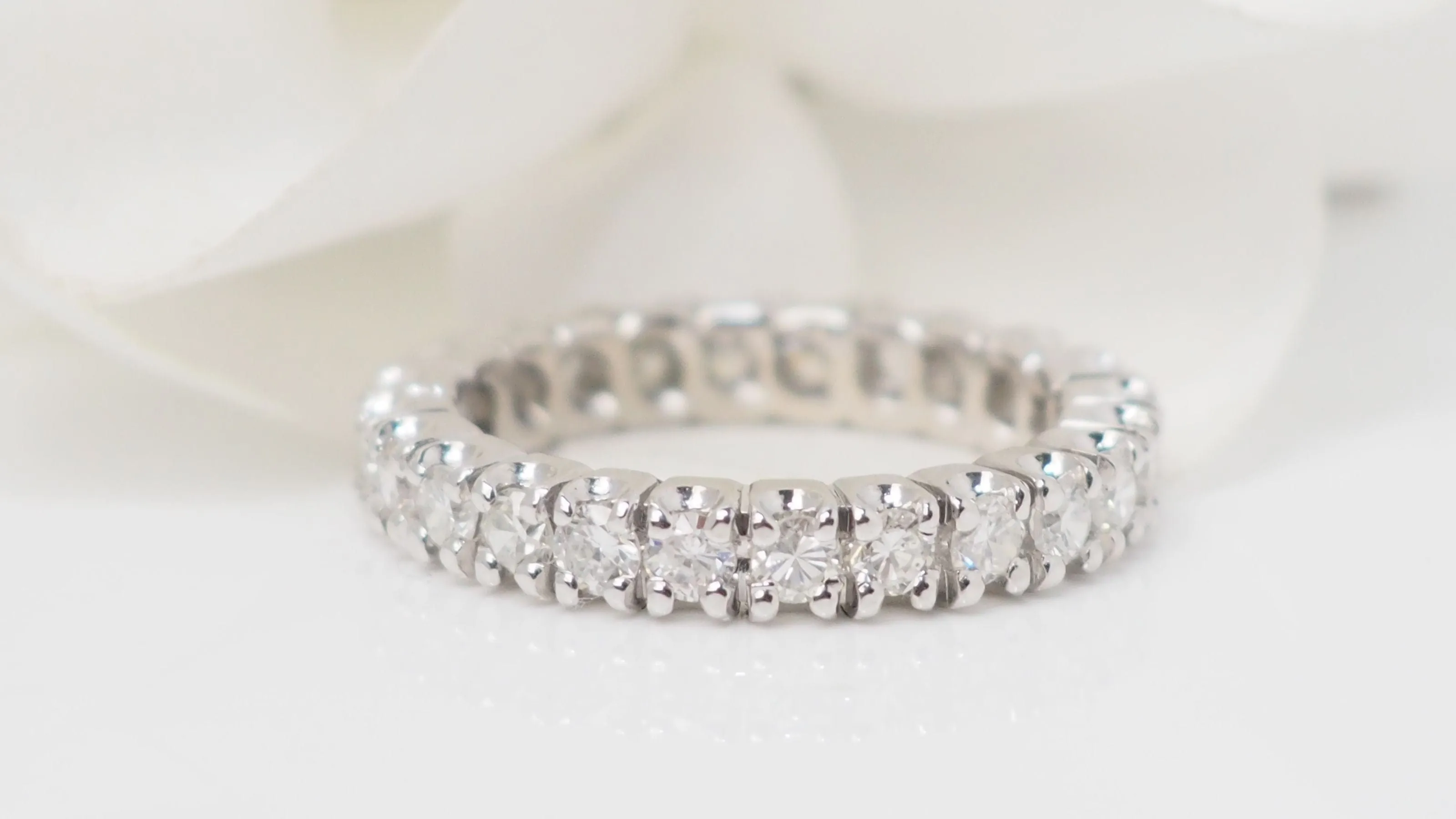 Alliance tour complet en or blanc et diamants 1,20ct sold by 58 Facettes product image thumbnail 5