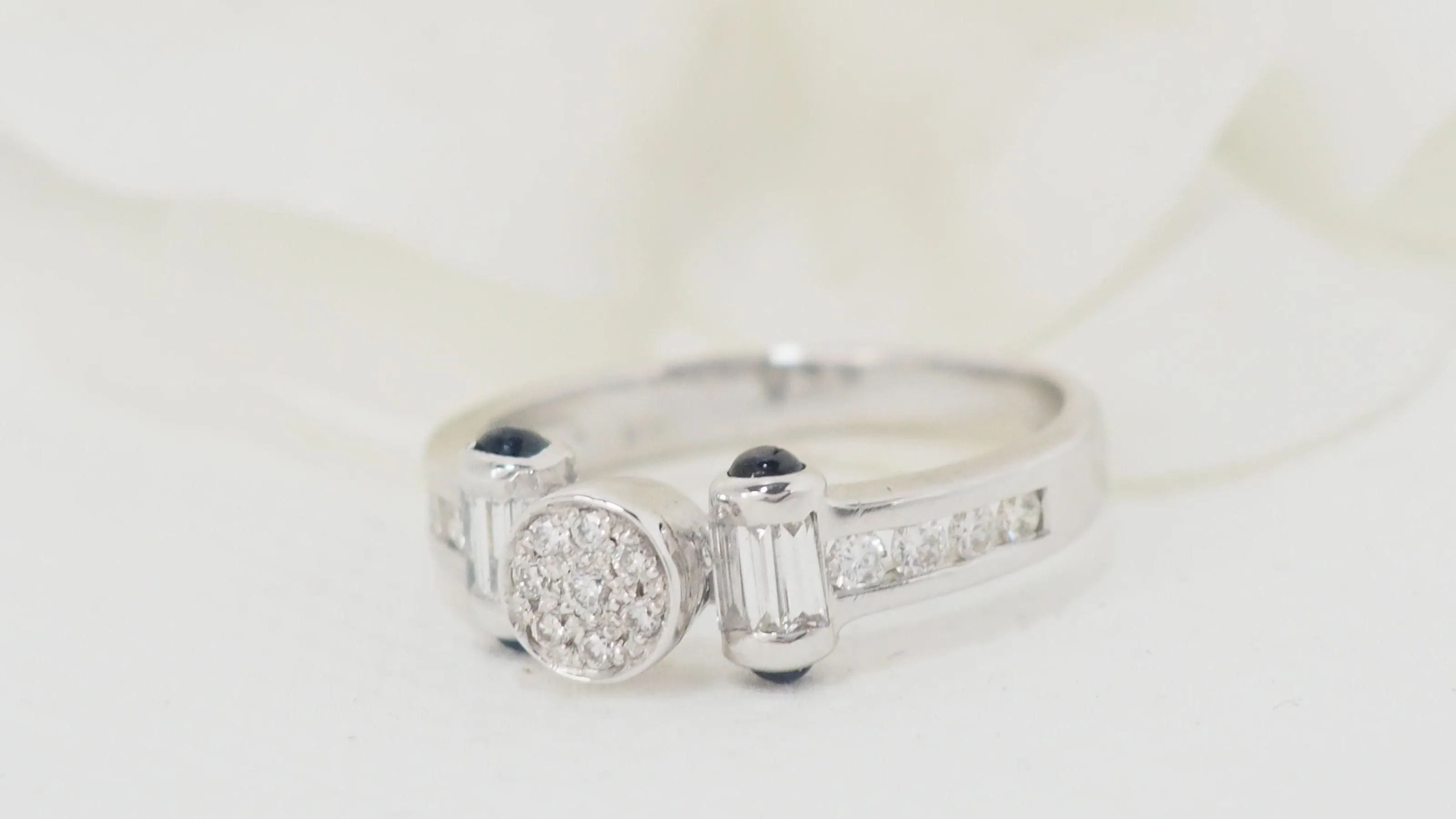 Bague diamants et saphirs taille cabochon sold by 58 Facettes product image thumbnail 4