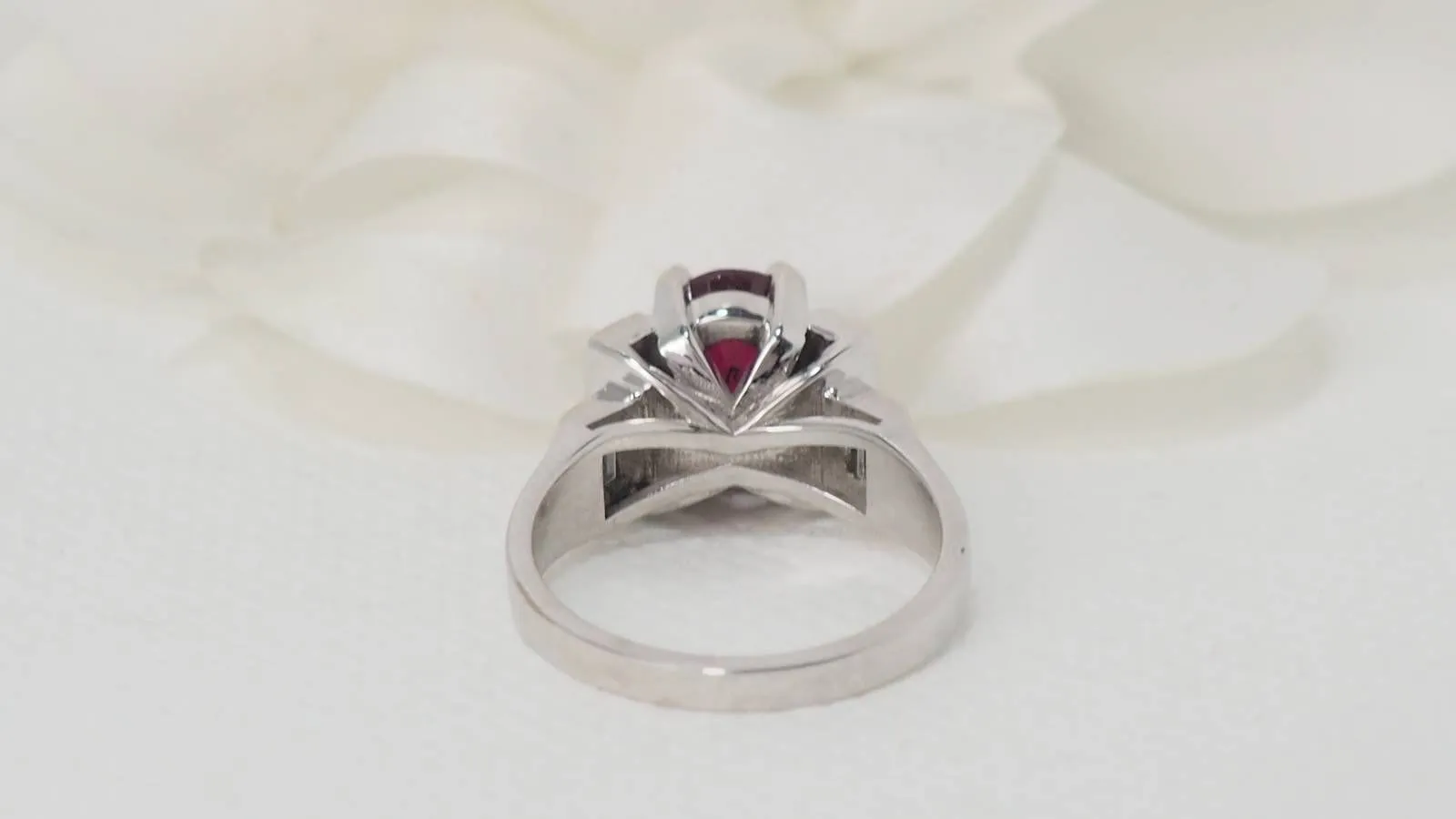 Bague or blanc rubis diamants sold by 58 Facettes product image thumbnail 5