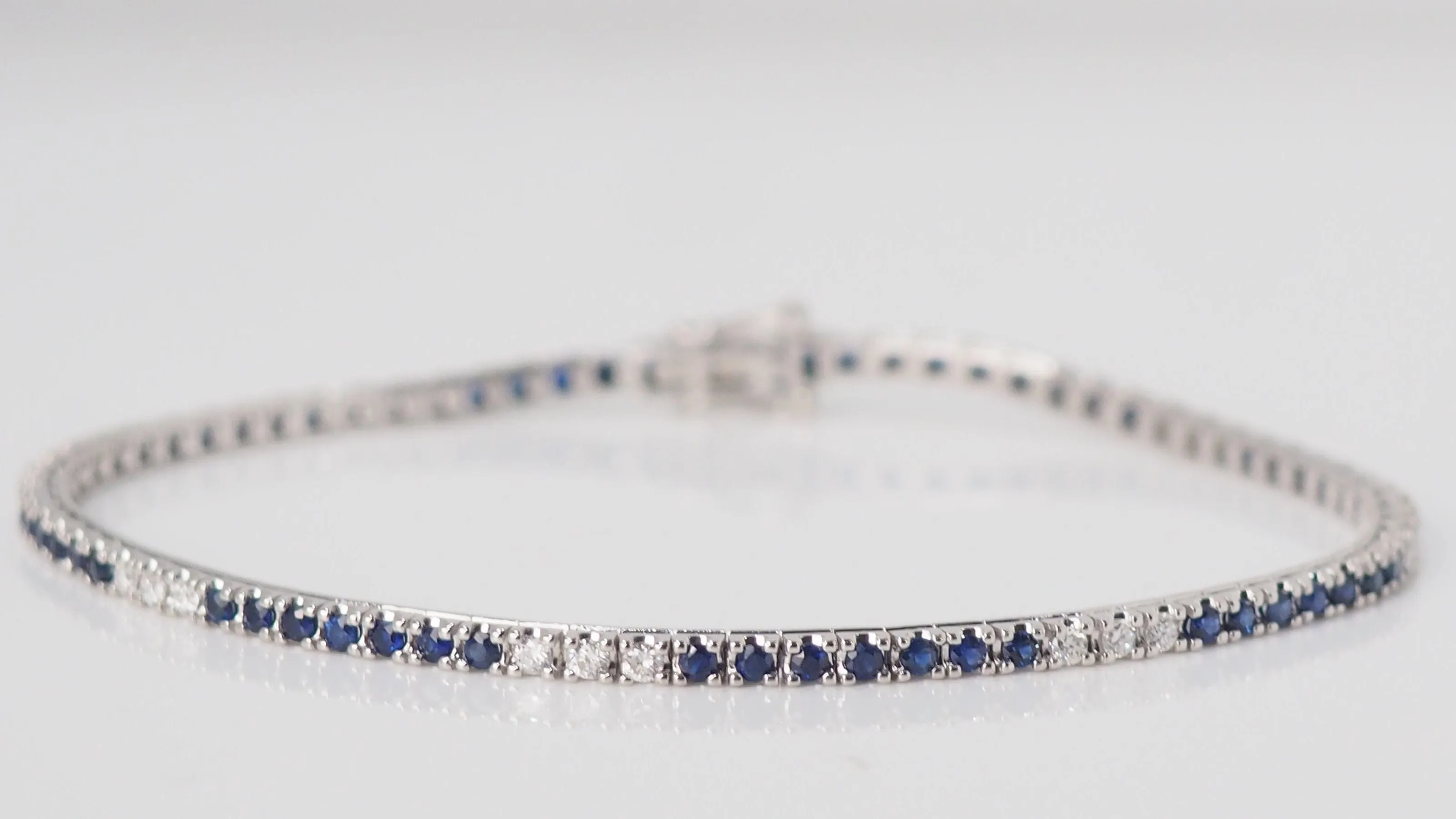 Bracelet en or blanc saphirs et diamants sold by 58 Facettes product image thumbnail 4