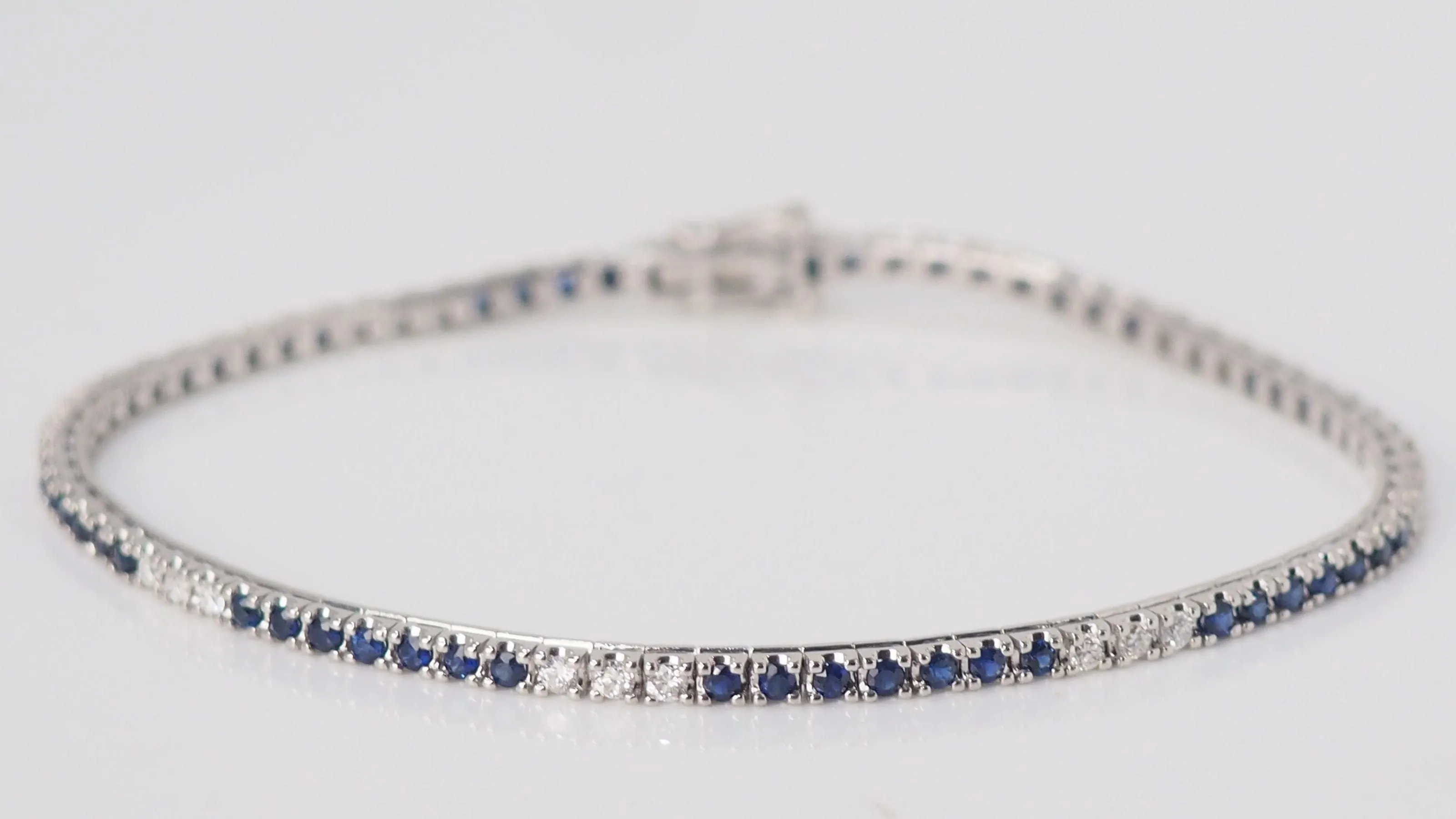 Bracelet en or blanc saphirs et diamants sold by 58 Facettes product image thumbnail 5