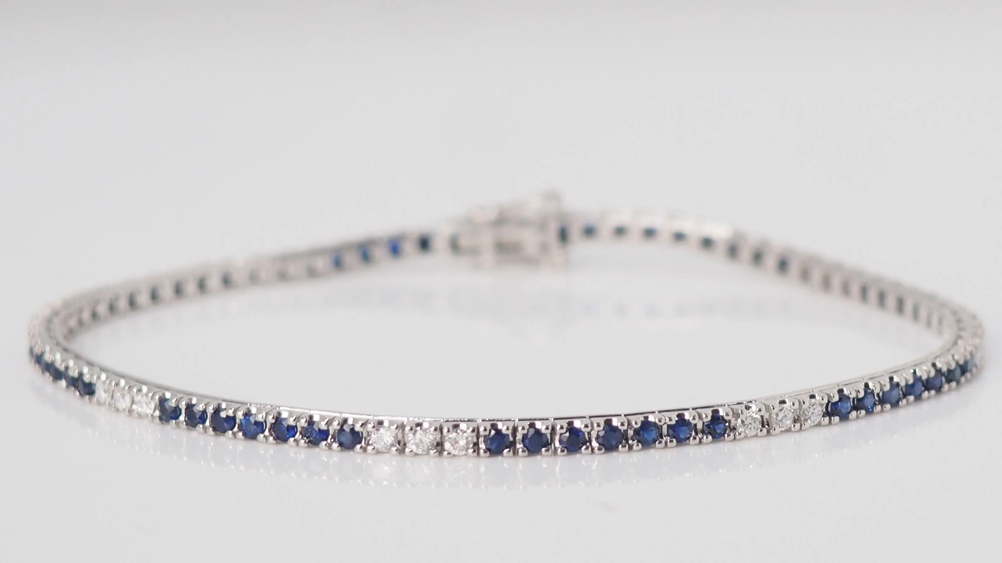 Bracelet en or blanc saphirs et diamants sold by 58 Facettes product image thumbnail 2