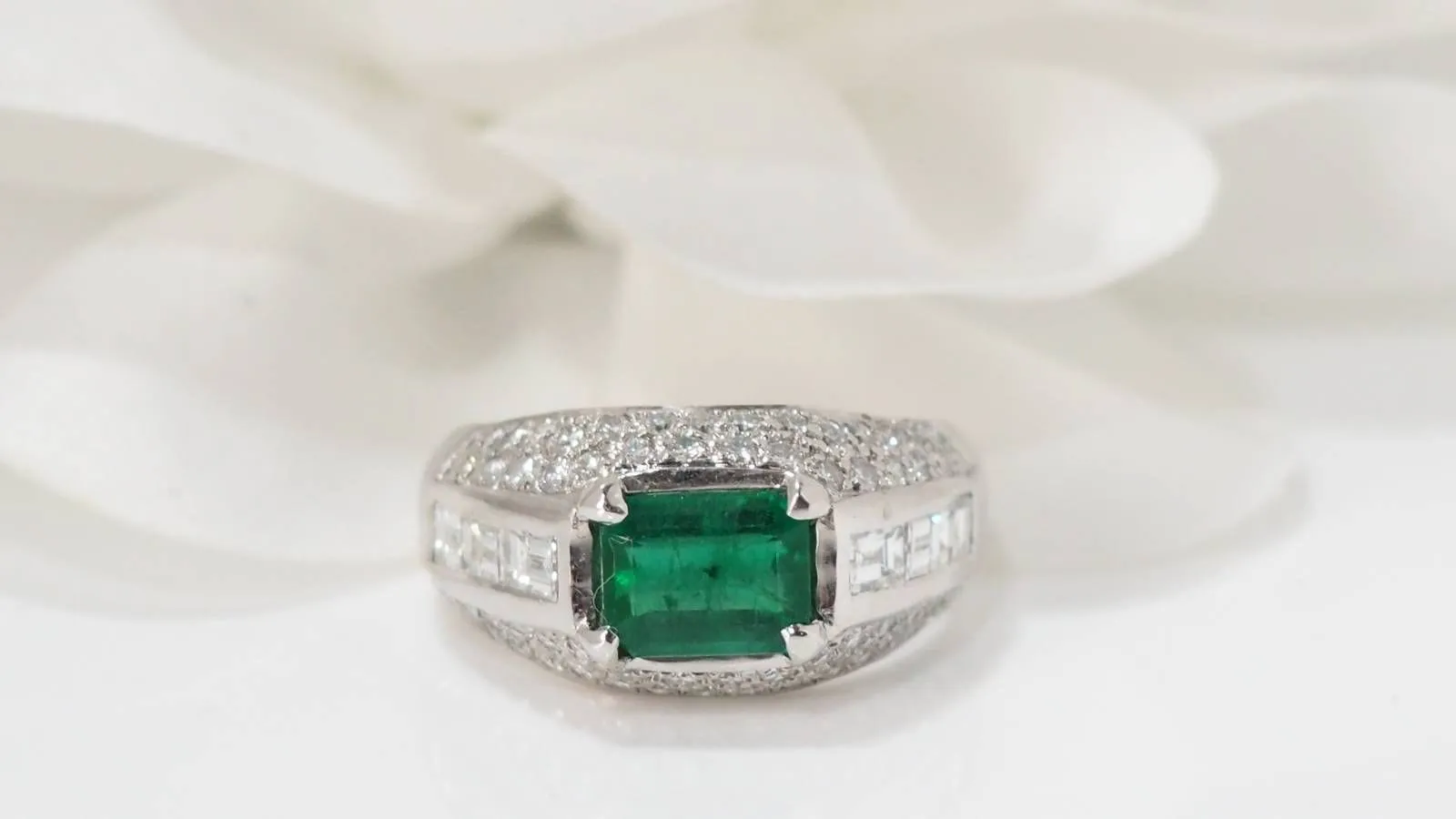 Bague jonc émeraude et diamants sold by 58 Facettes product image thumbnail 3