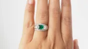 Bague jonc émeraude et diamants sold by 58 Facettes