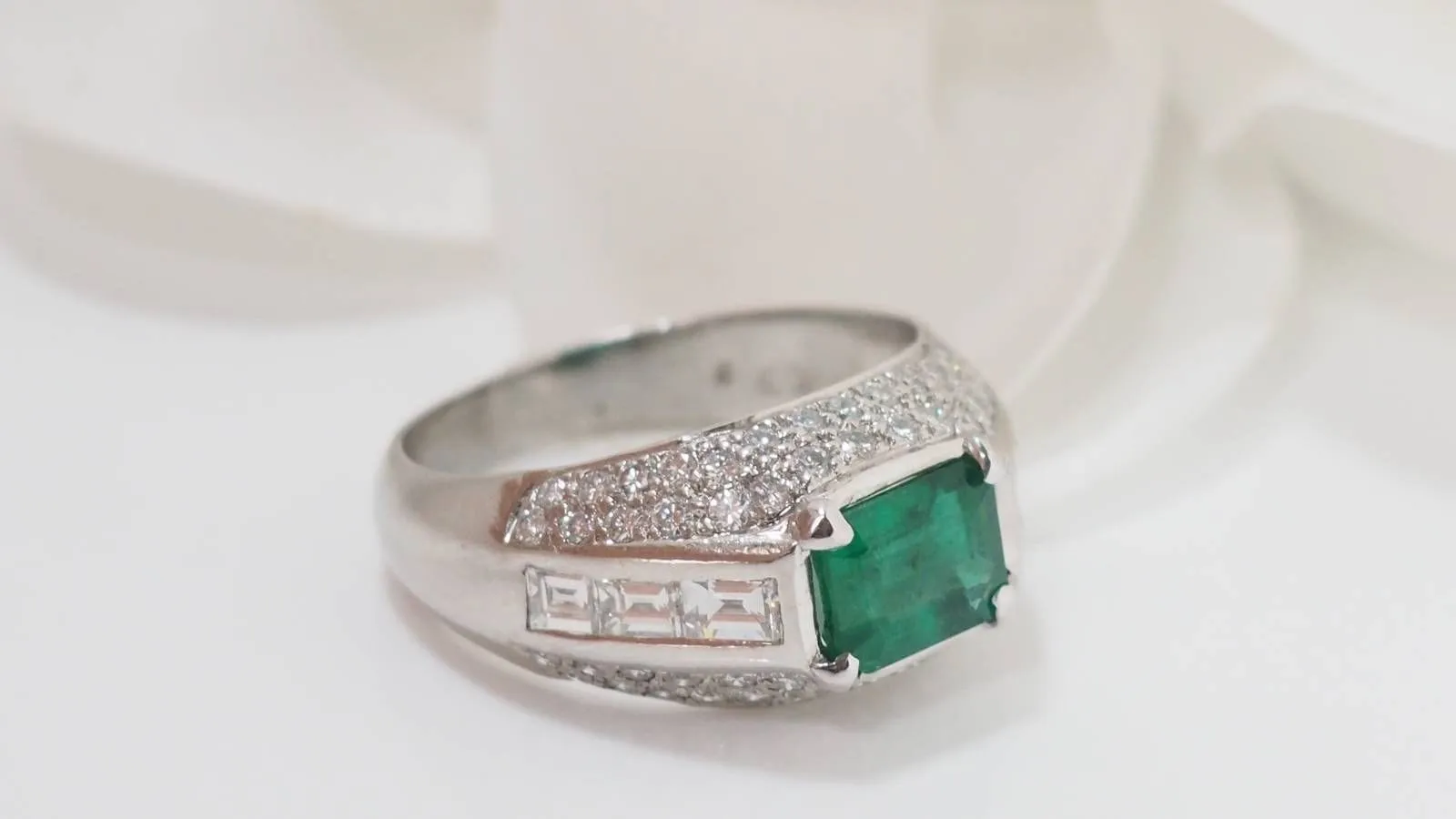 Bague jonc émeraude et diamants sold by 58 Facettes product image thumbnail 4