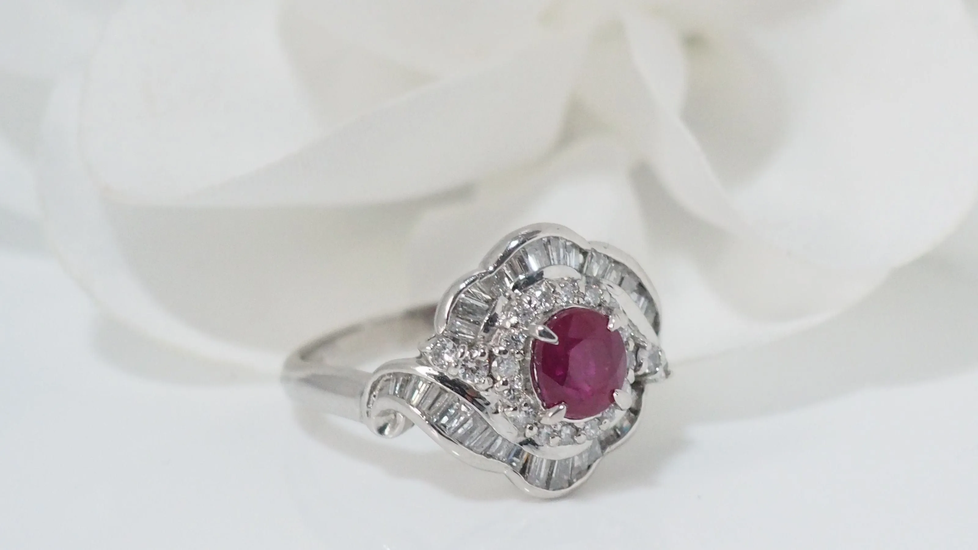 Bague entourage en platine, rubis ovale et diamants sold by 58 Facettes product image thumbnail 4