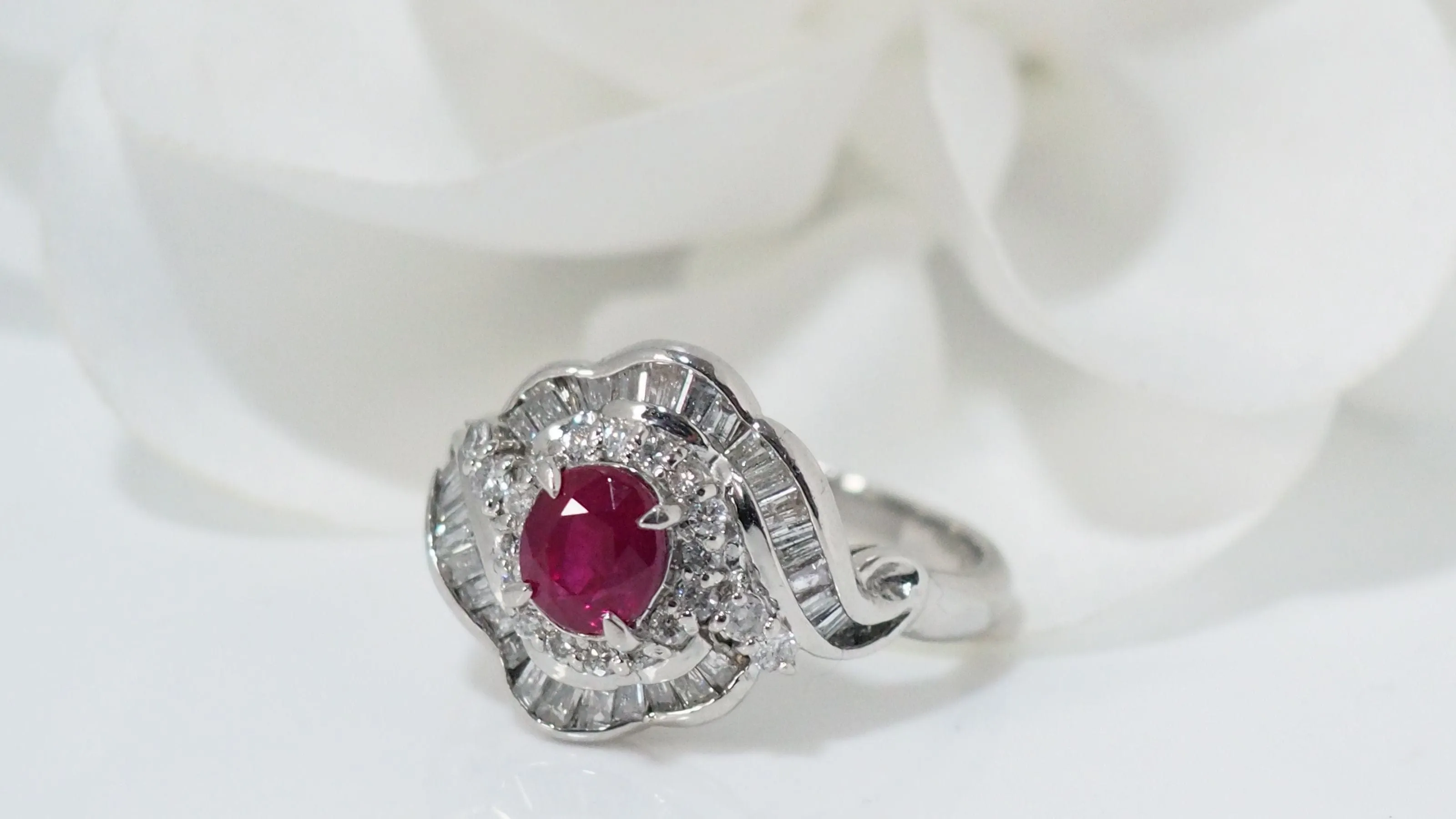 Bague entourage en platine, rubis ovale et diamants sold by 58 Facettes product image thumbnail 5