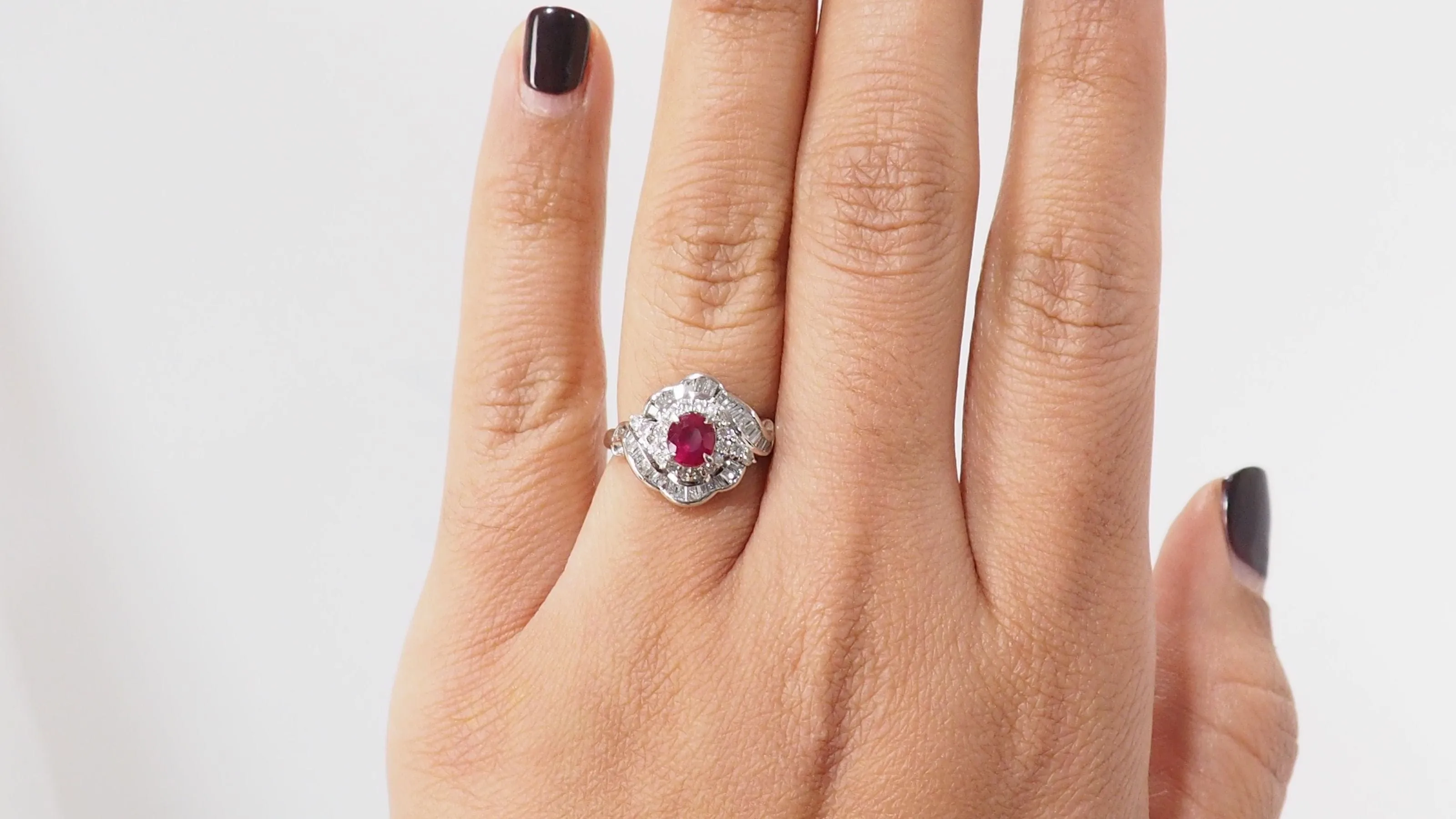 Bague entourage en platine, rubis ovale et diamants sold by 58 Facettes product image thumbnail 2