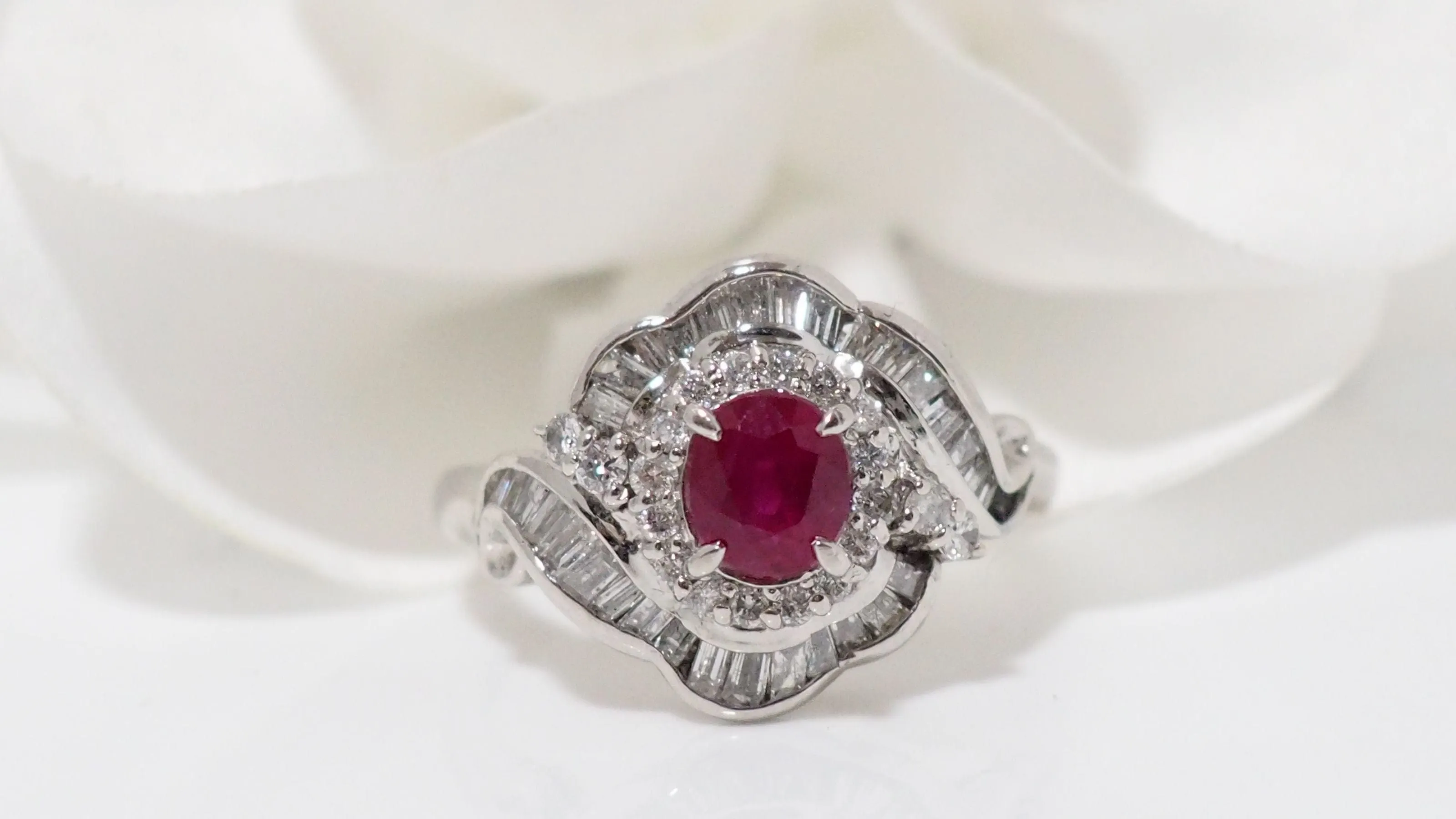 Bague entourage en platine, rubis ovale et diamants sold by 58 Facettes product image thumbnail 3