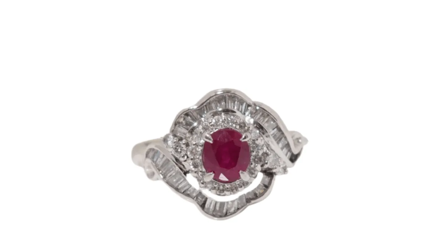 Bague entourage en platine, rubis ovale et diamants sold by 58 Facettes