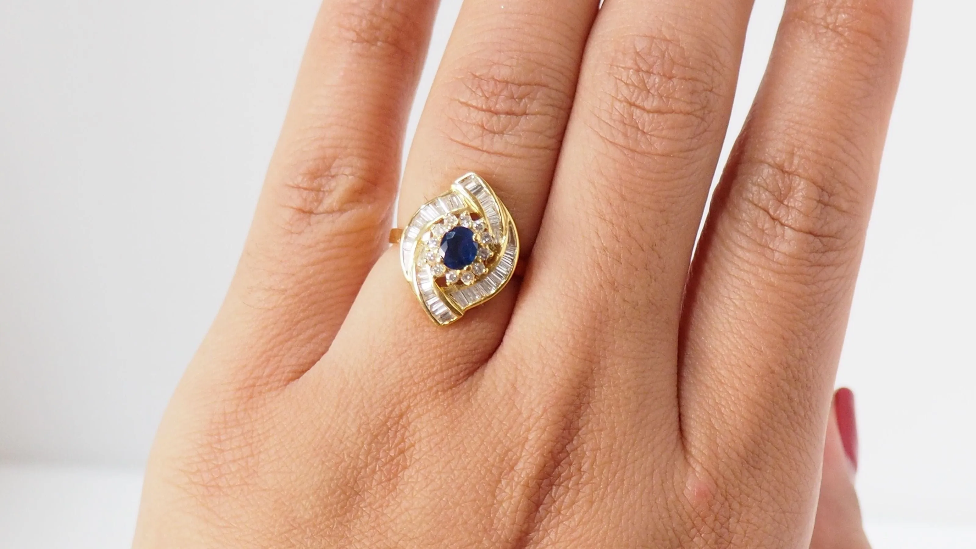 Bague entourage or jaune, saphir et diamants baguettes sold by 58 Facettes product image thumbnail 2