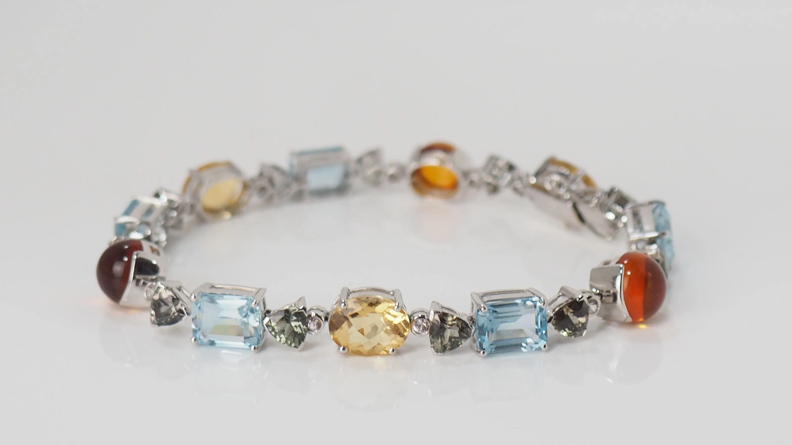 Bracelet en or blanc et pierres fines sold by 58 Facettes product image thumbnail 2