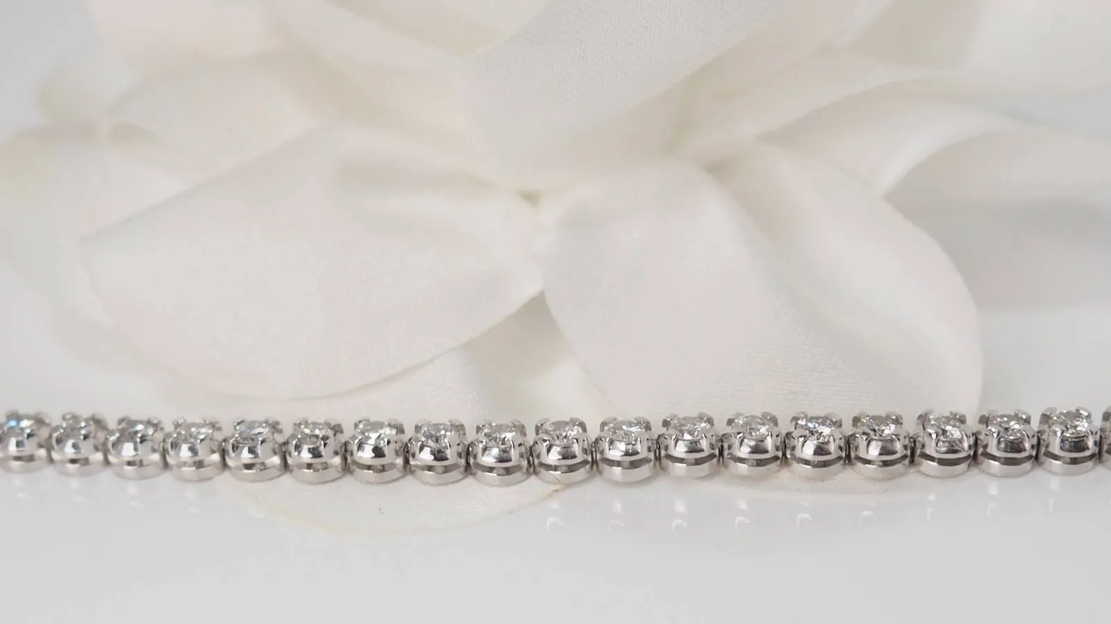 Bracelet rivière en or blanc et diamants sertis clos sold by 58 Facettes product image thumbnail 4