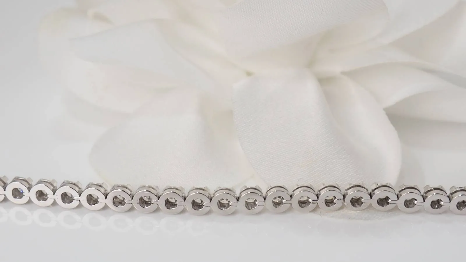 Bracelet rivière en or blanc et diamants sertis clos sold by 58 Facettes product image thumbnail 5