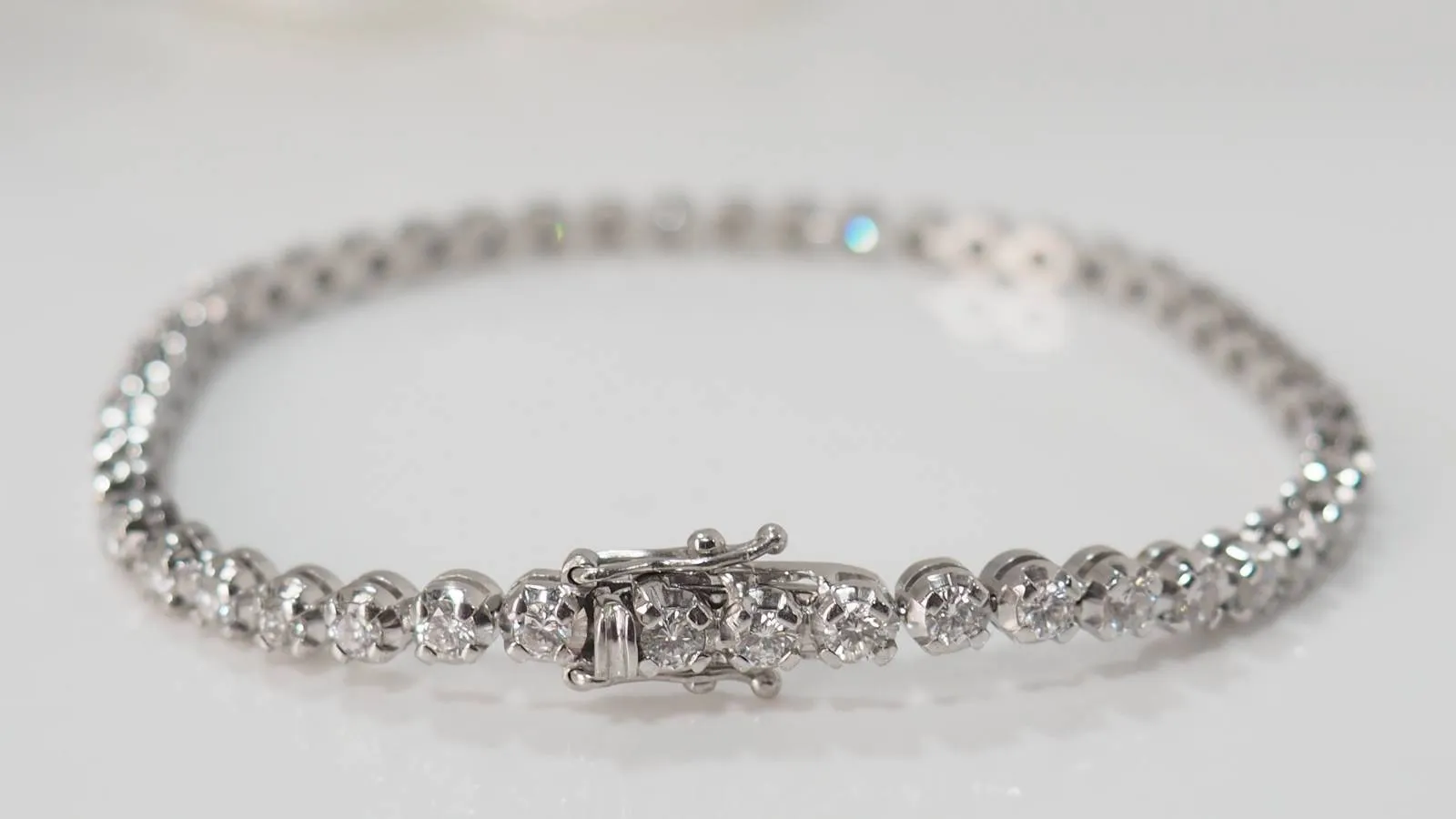 Bracelet rivière en or blanc et diamants sertis clos sold by 58 Facettes product image thumbnail 2