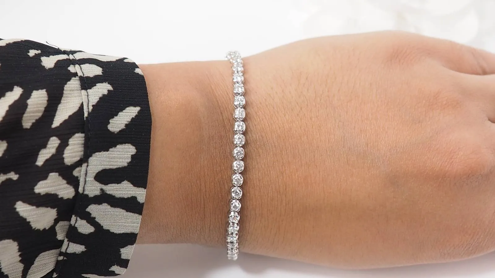 Bracelet rivière en or blanc et diamants sertis clos sold by 58 Facettes product image thumbnail 3