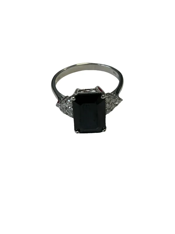 Bague en or blanc ornée d'un saphir épaulé de diamants sold by 58 Facettes