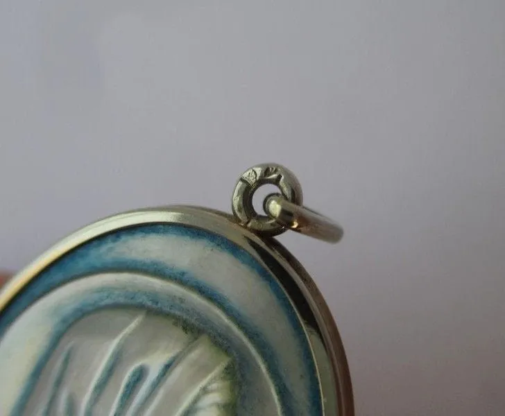 Médaille pendentif Vierge nacre or blanc signée Chauvin sold by 58 Facettes product image thumbnail 5