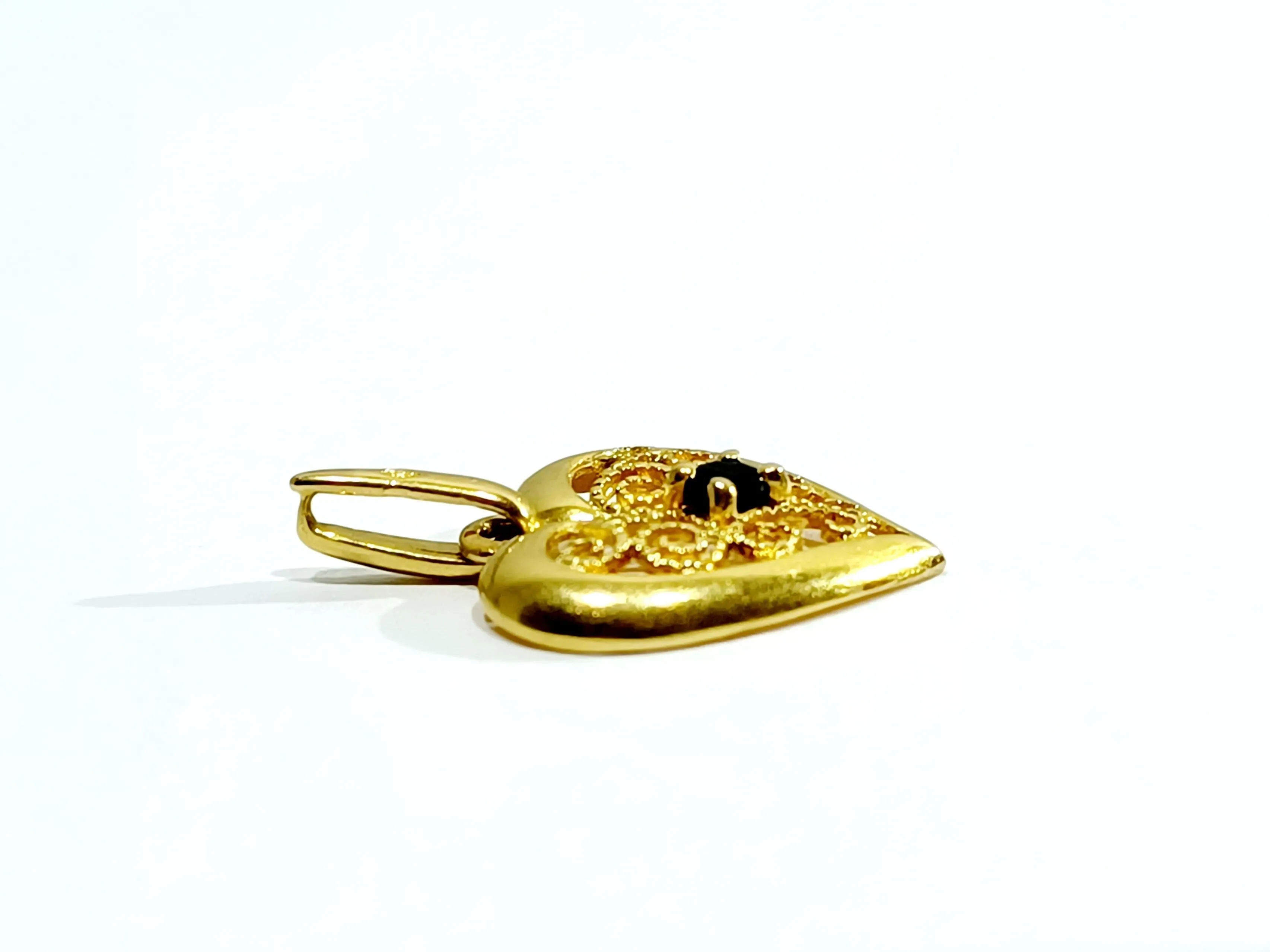 Pendentif cœur or jaune et Saphir sold by 58 Facettes product image thumbnail 3