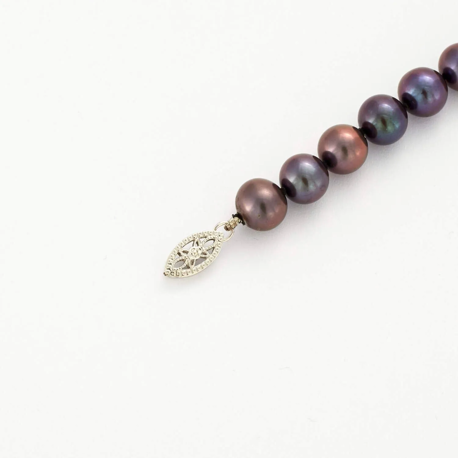 Bracelet perles de culture grises et aubergine, fermoir or sold by 58 Facettes product image thumbnail 4