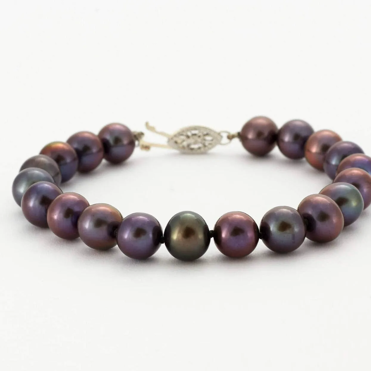Bracelet perles de culture grises et aubergine, fermoir or sold by 58 Facettes