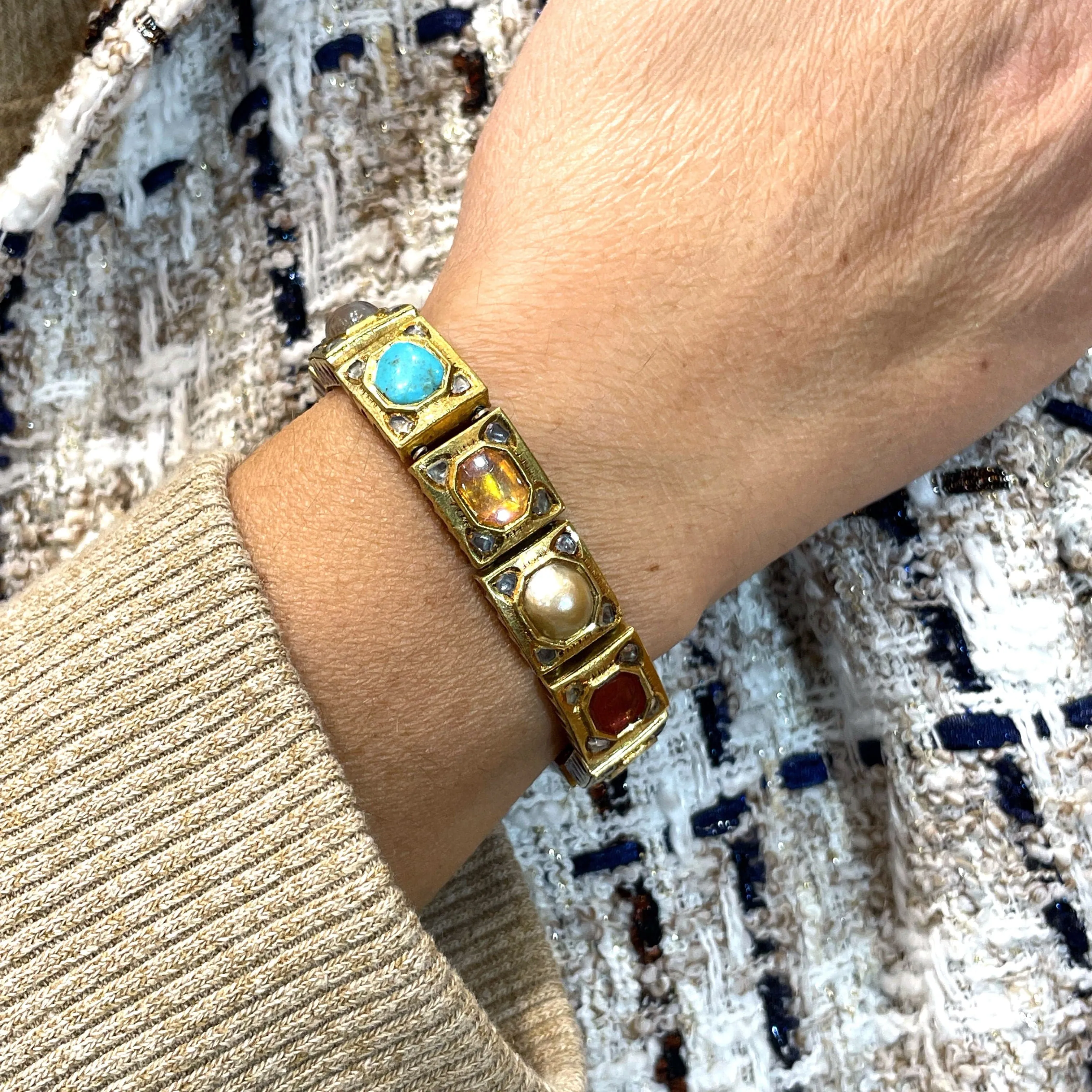 Bracelet ancien or 18 carats multi-pierre fines et diamants sold by 58 Facettes product image thumbnail 2