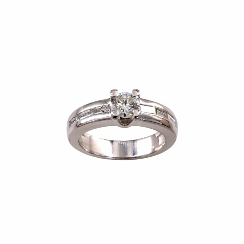 Bague or blanc diamants baguettes et diamant rond sold by 58 Facettes