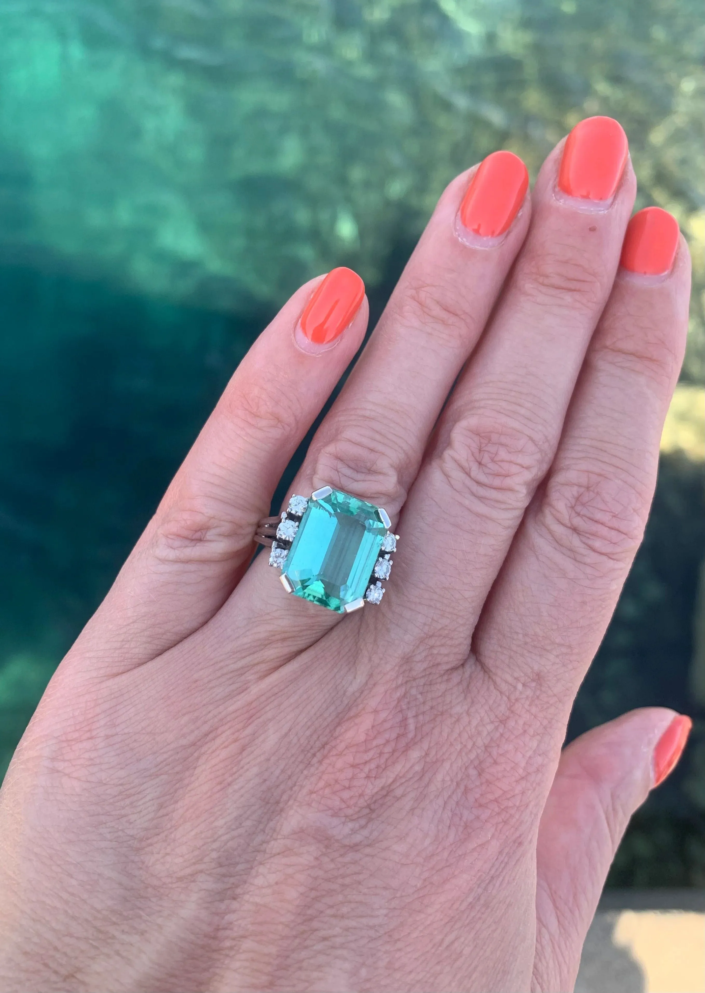 Bague vintage rectangulaire en or gris 18 carats, tourmaline verte et diamants sold by 58 Facettes product image thumbnail 2