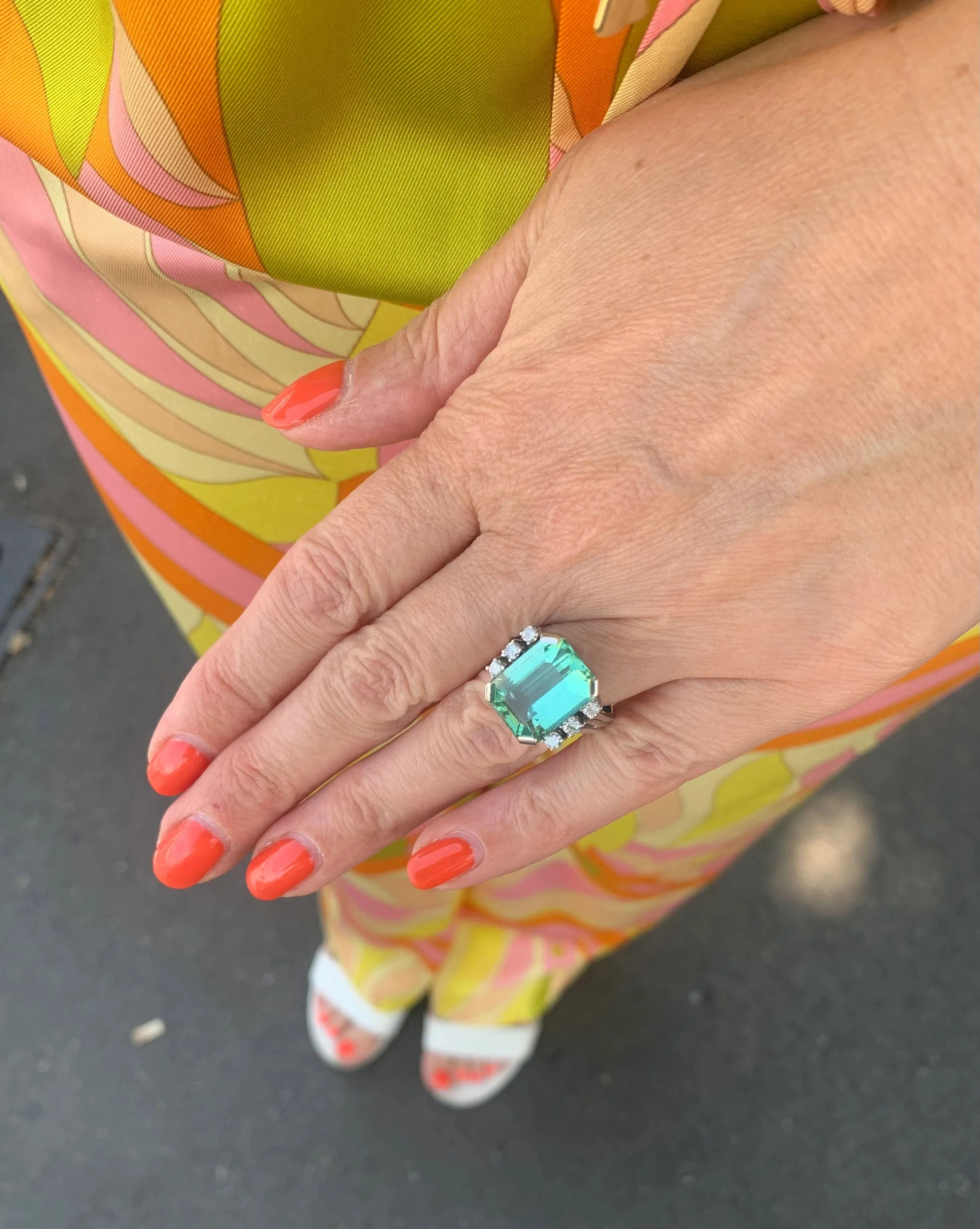 Bague vintage rectangulaire en or gris 18 carats, tourmaline verte et diamants sold by 58 Facettes product image thumbnail 4